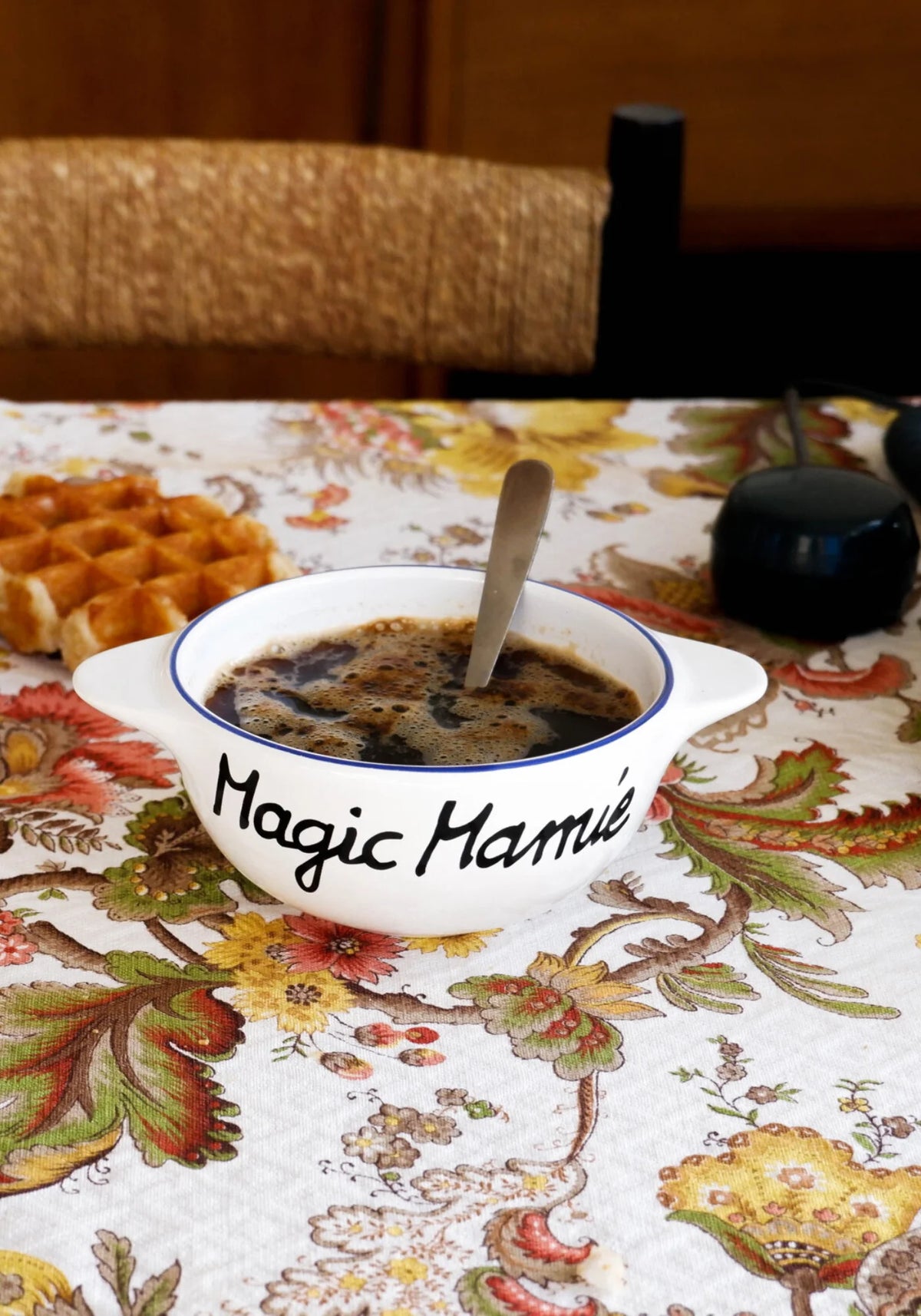 Le bol breton en faïence Magic Mamie de chez Pied de Poule posé sur une vieille nappe avec une gaufre