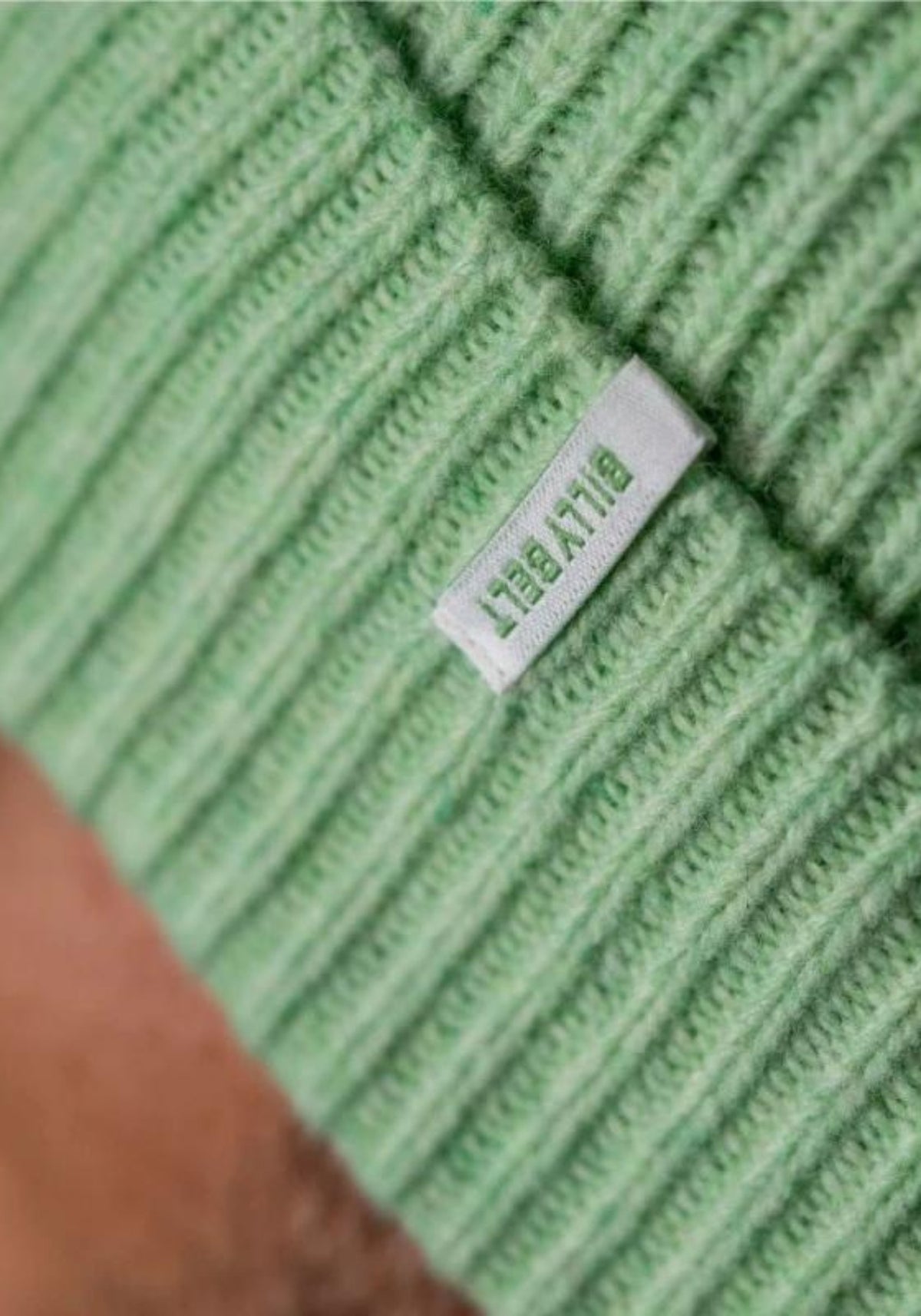 Zoom sur le logo Billybelt sur le bonnet en laine pour homme vert clair