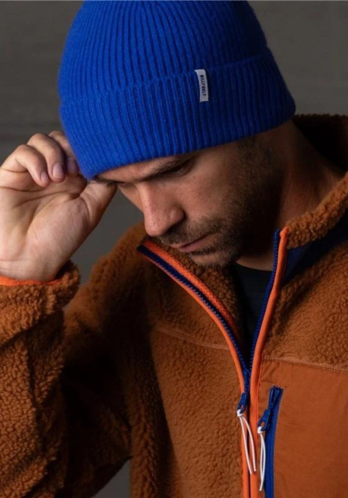 L'homme porte le bonnet en laine bleu de chez Billybelt