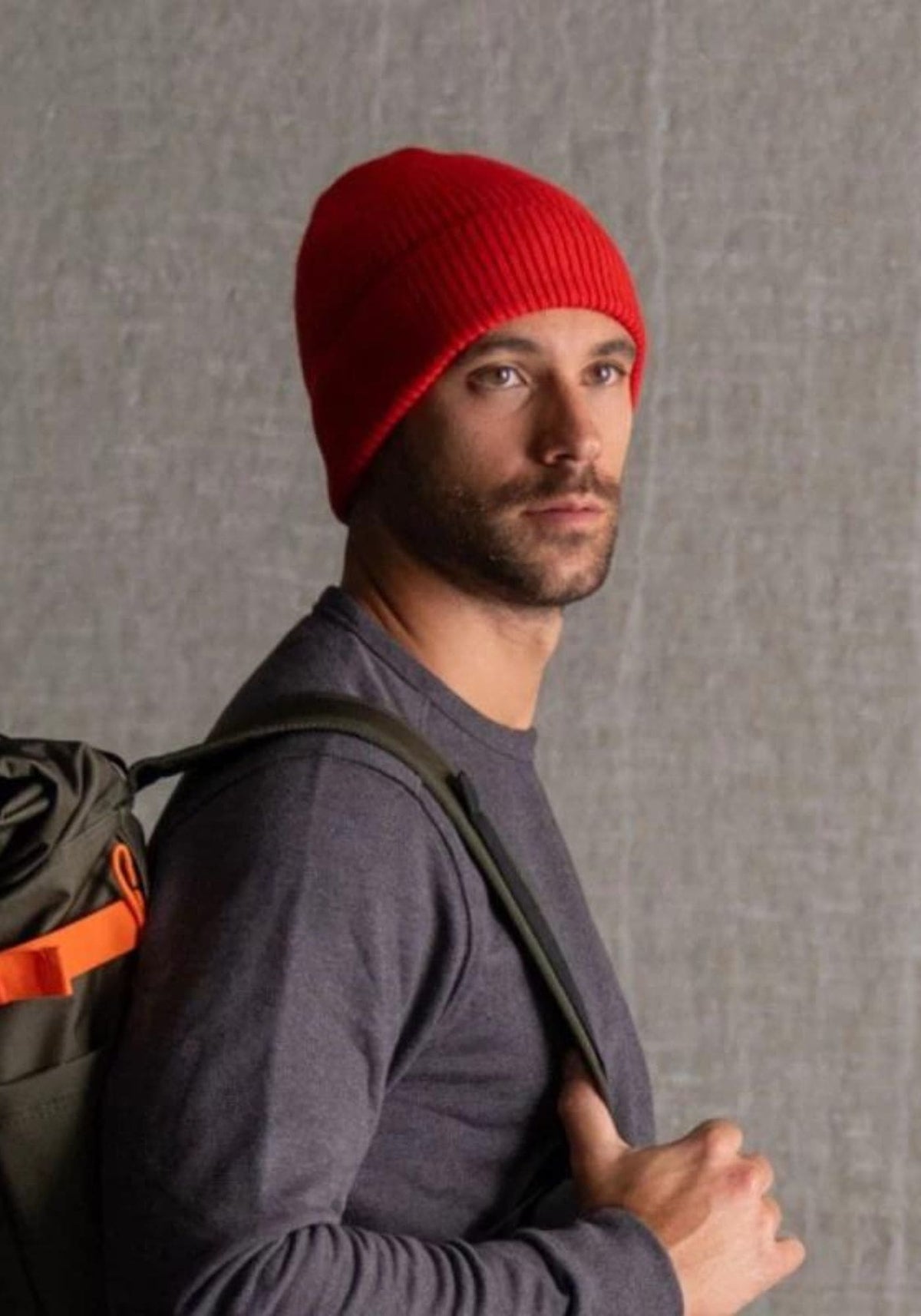 L'homme porte le bonnet en laine rouge de chez Billybelt