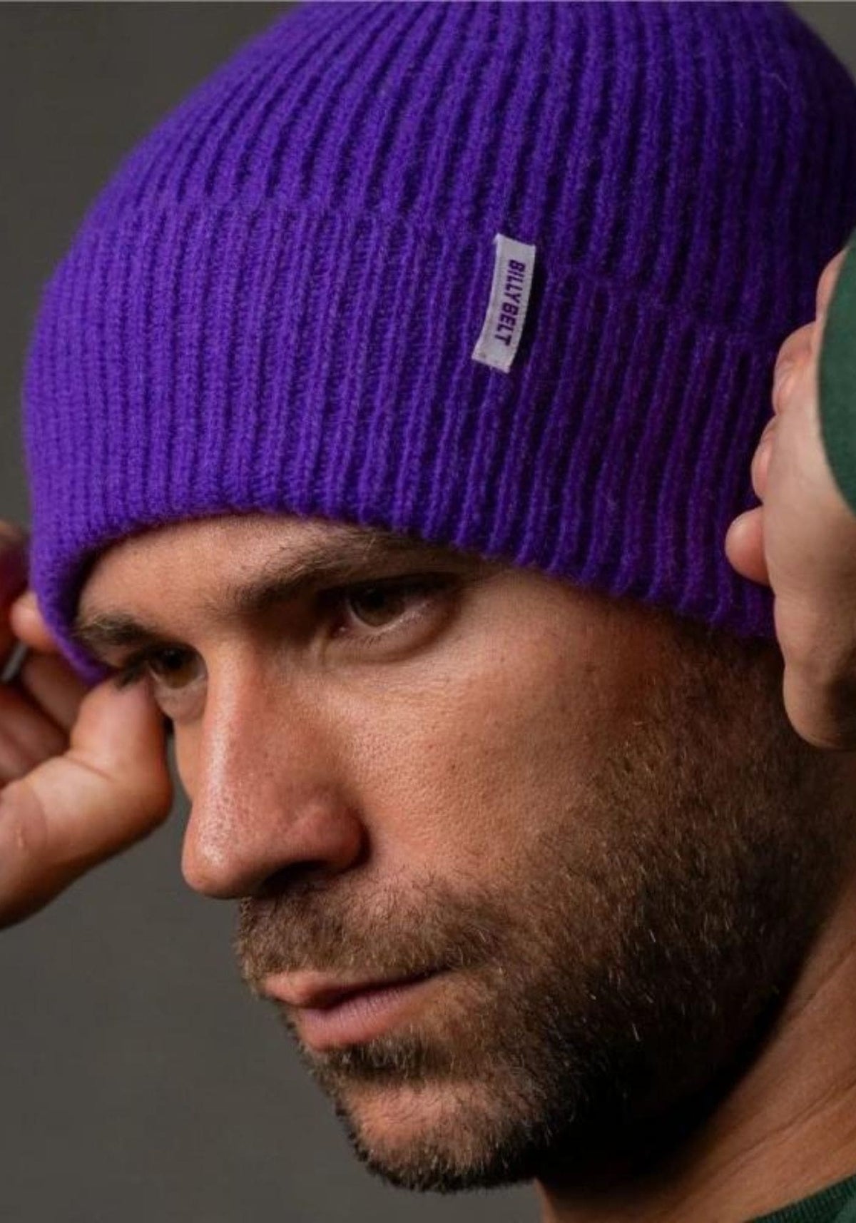 L'homme porte le bonnet en laine violet de chez Billybelt