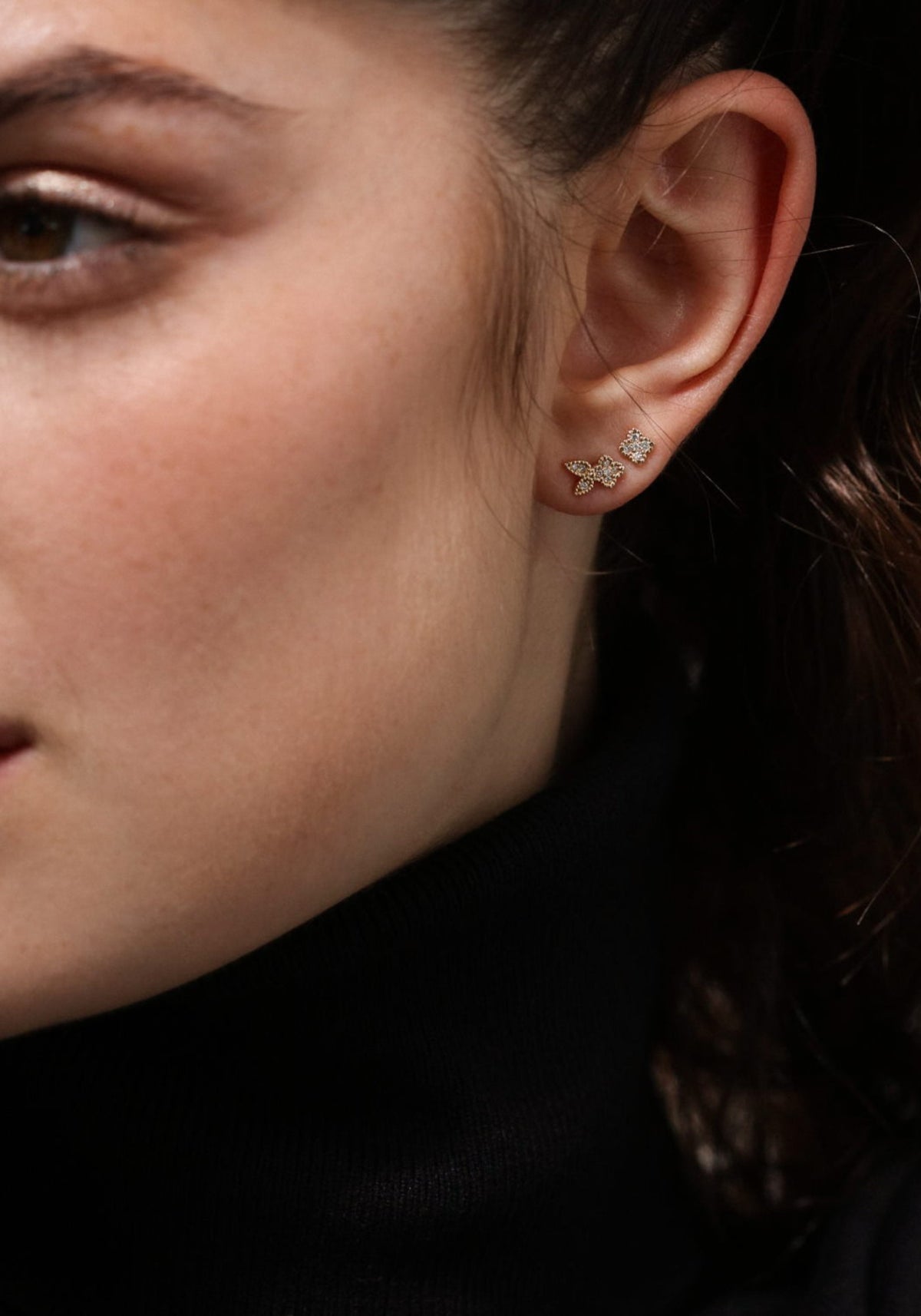 La femme porte la boucle d'oreille puce en or jaune Nina Rabbit de chez Angèle Brousse