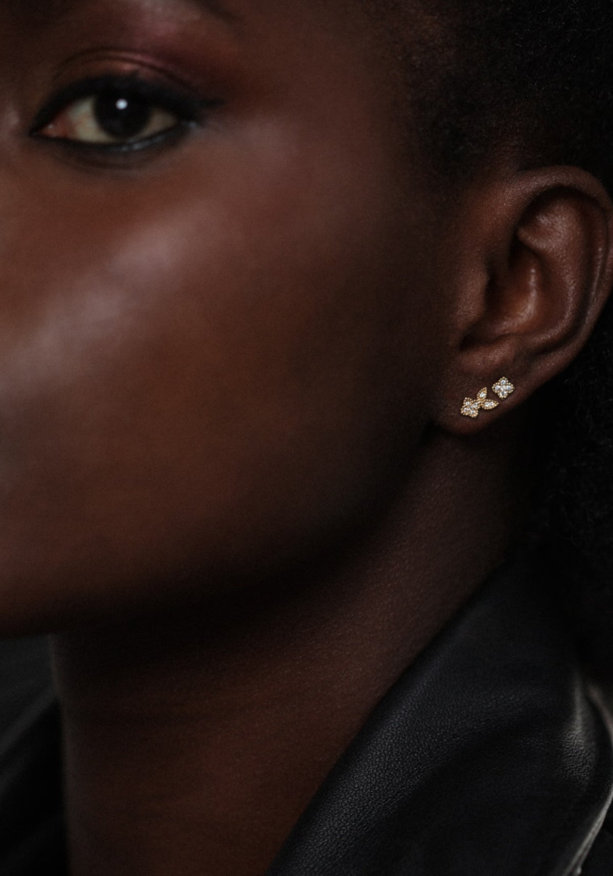 La femme porte la boucle d'oreille puce en or jaune Nina Rabbit de chez Angèle Brousse