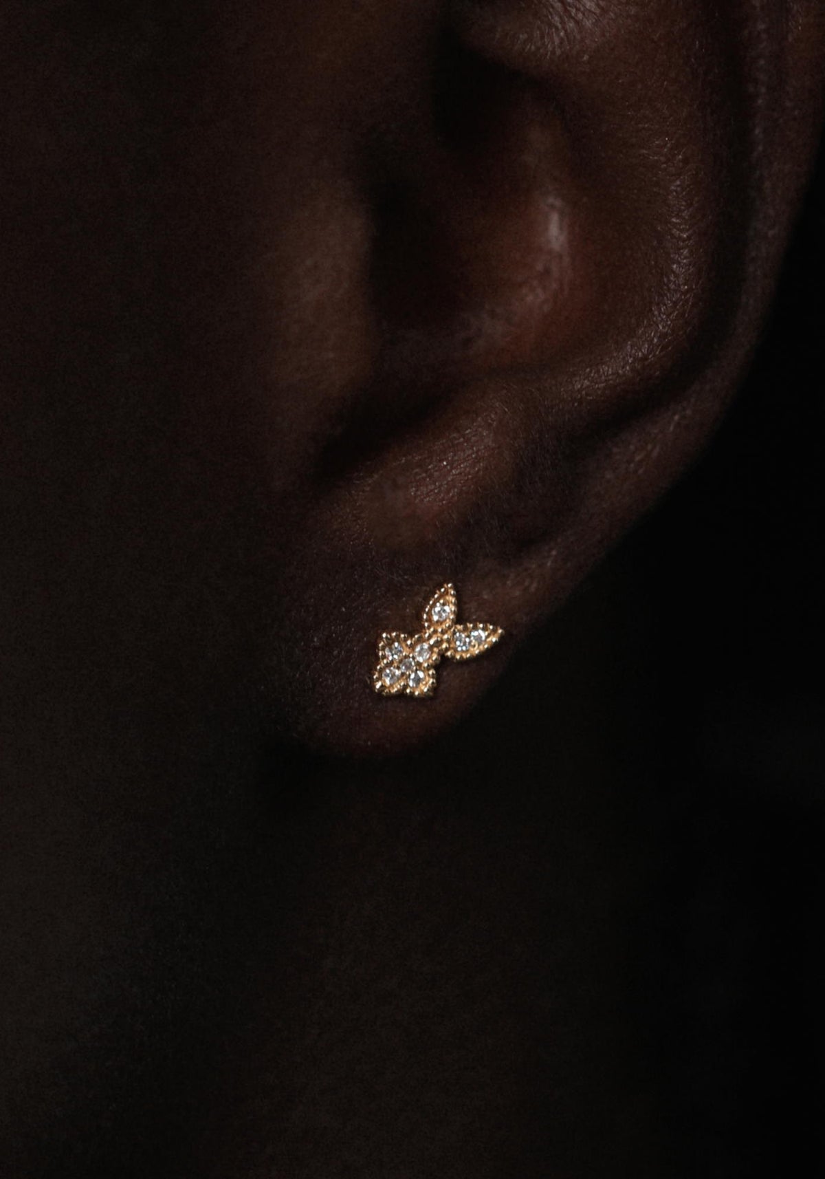 Zoom sur la femme qui porte la boucle d'oreille puce en or jaune Nina Rabbit de chez Angèle Brousse