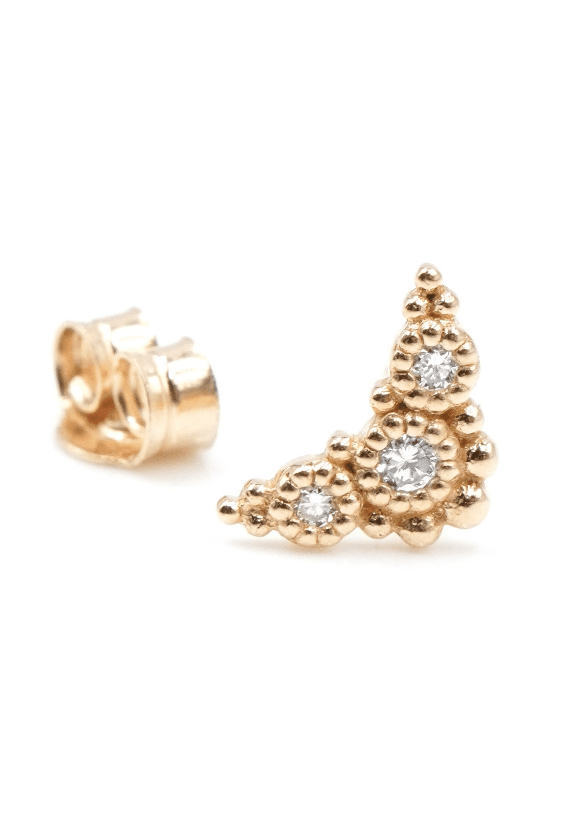 Zoom sur la boucle d'oreille Puce Susie en or jaune pour femme de chez Angèle Brousse