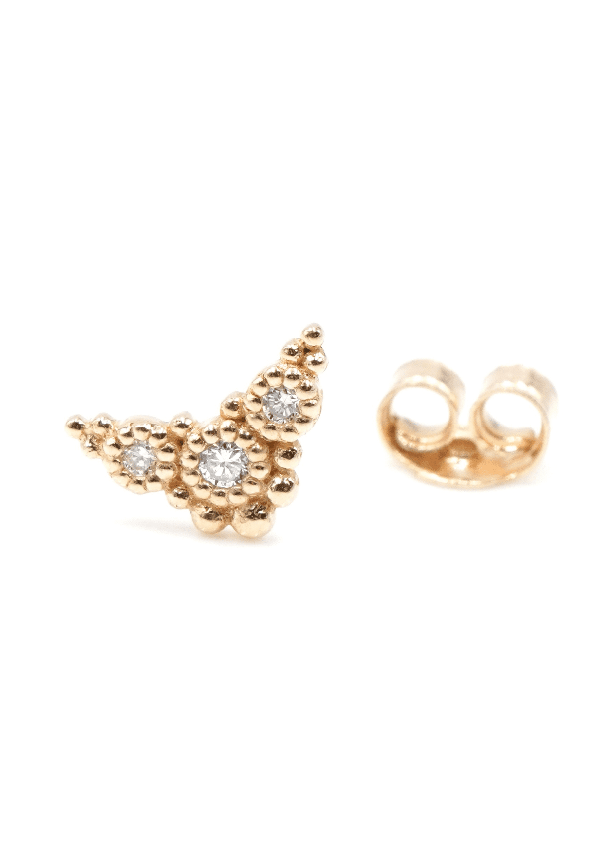 Zoom sur la boucle d'oreille Puce Susie en or jaune pour femme de chez Angèle Brousse