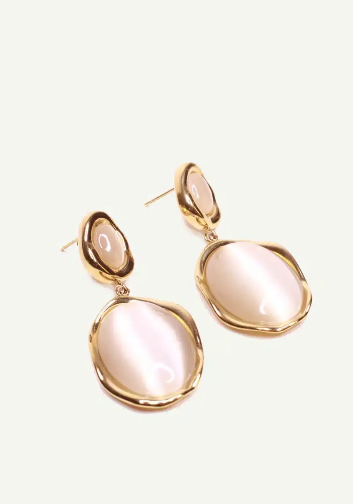 Les boucles d'oreilles Allegra de chez Caprice Paris 
