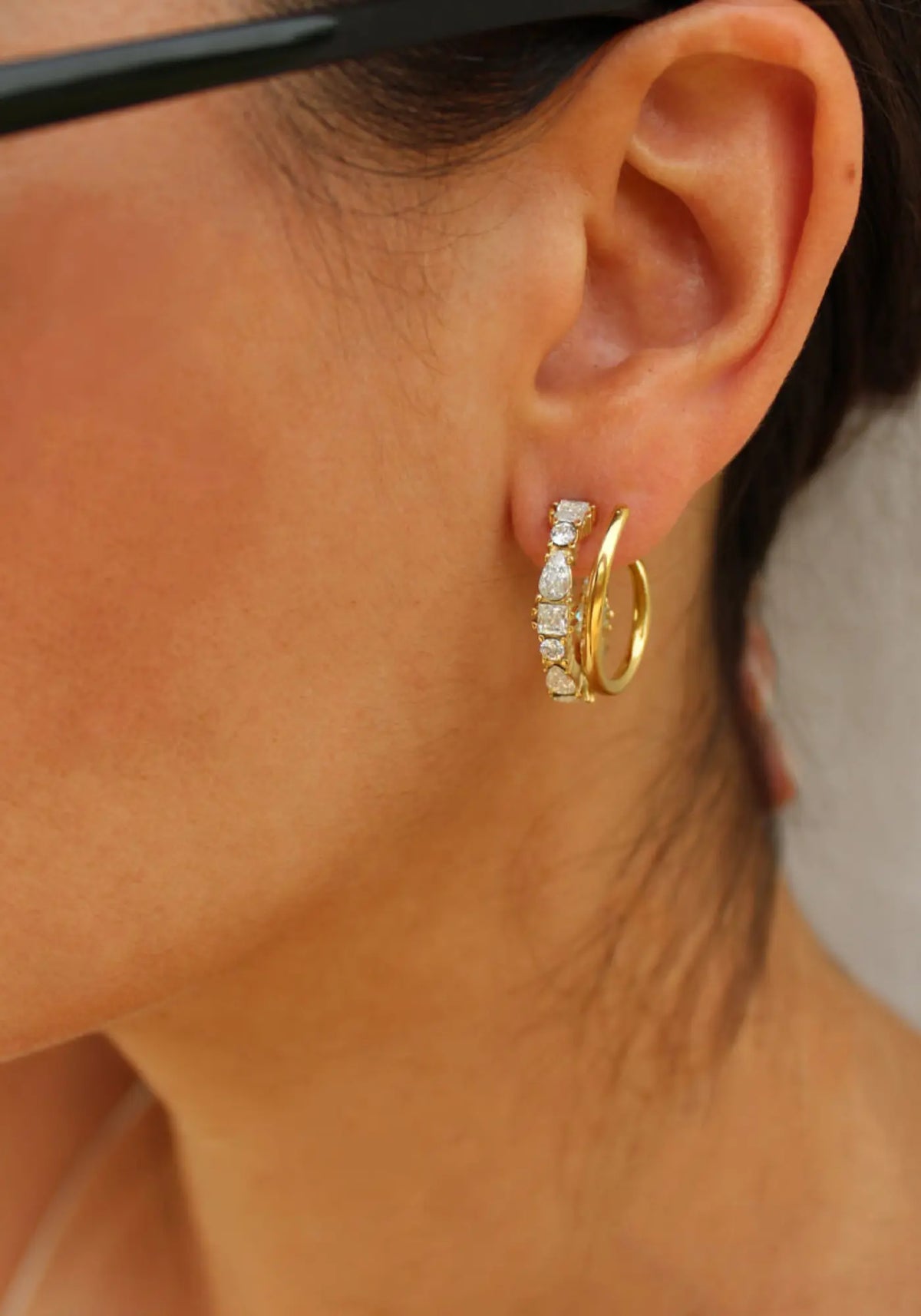 La femme porte les boucles d'oreilles Chiara de chez Caprice Paris