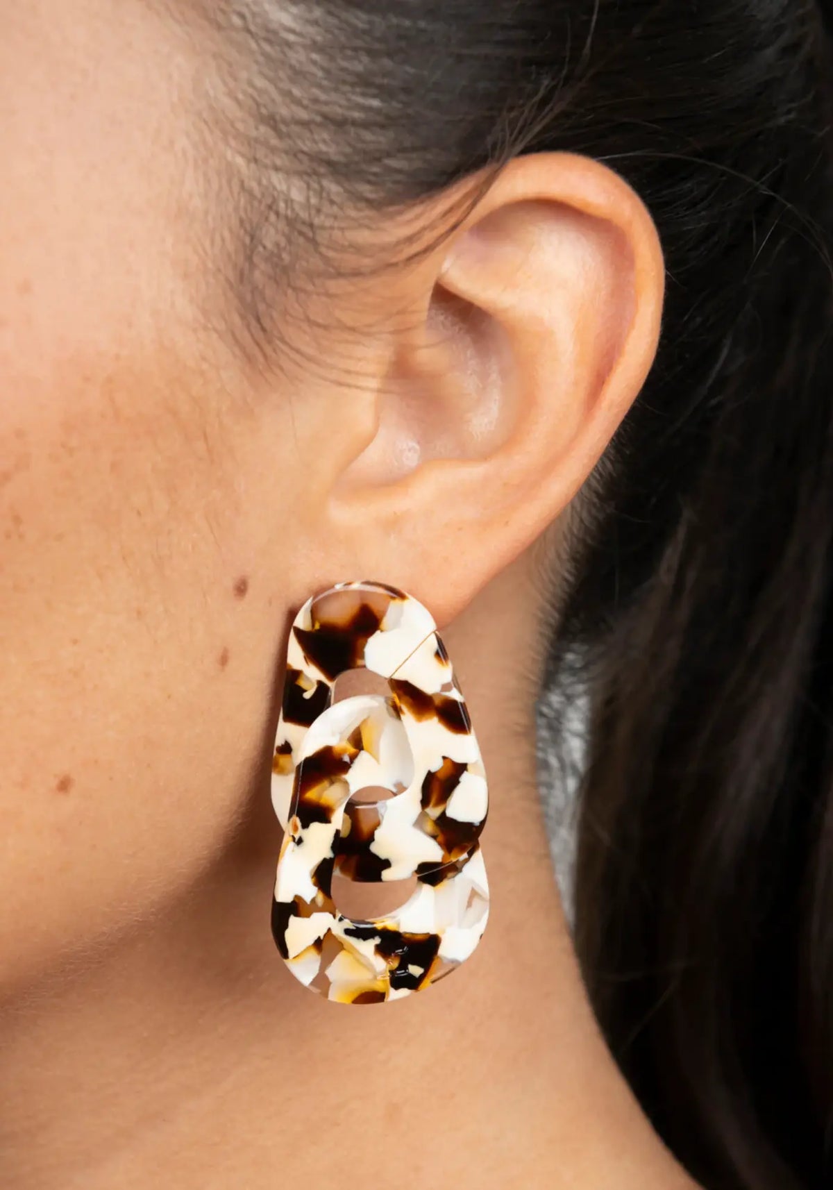 Les boucles d'oreilles maillon latte de chez Kurage Ginza