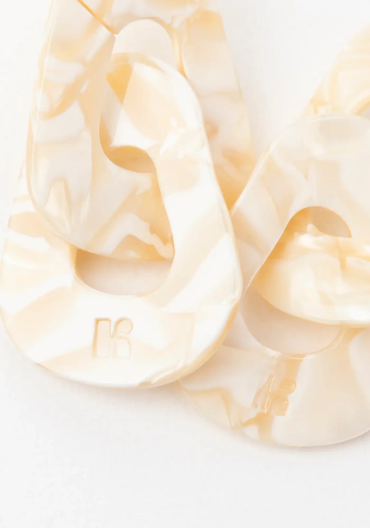 Les boucles d'oreilles maillon nude de chez Kurage Ginza