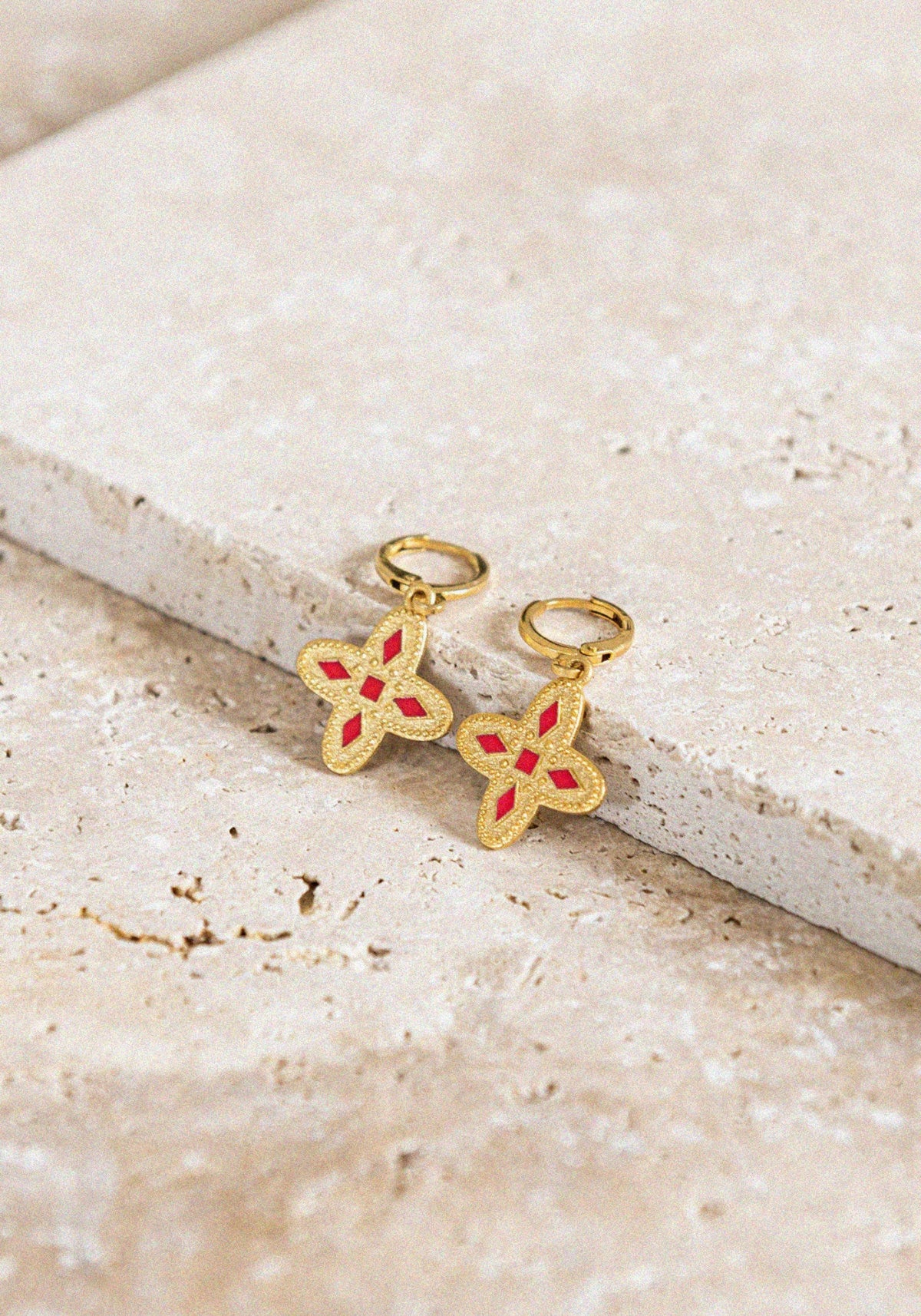 Les boucles d'oreilles Adriana rouge tangerine pour femme de chez Bacci Paris