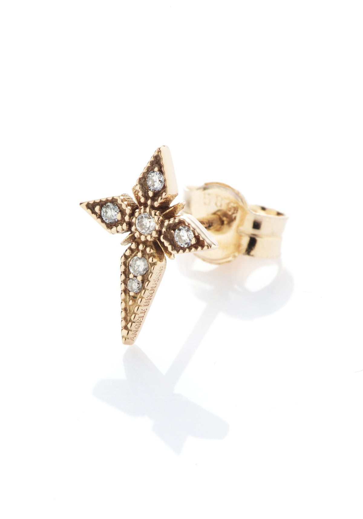 Zoom sur la boucle d'oreilles puce croix saintes pour femme en or jaune de chez Angèle Brousse de profil