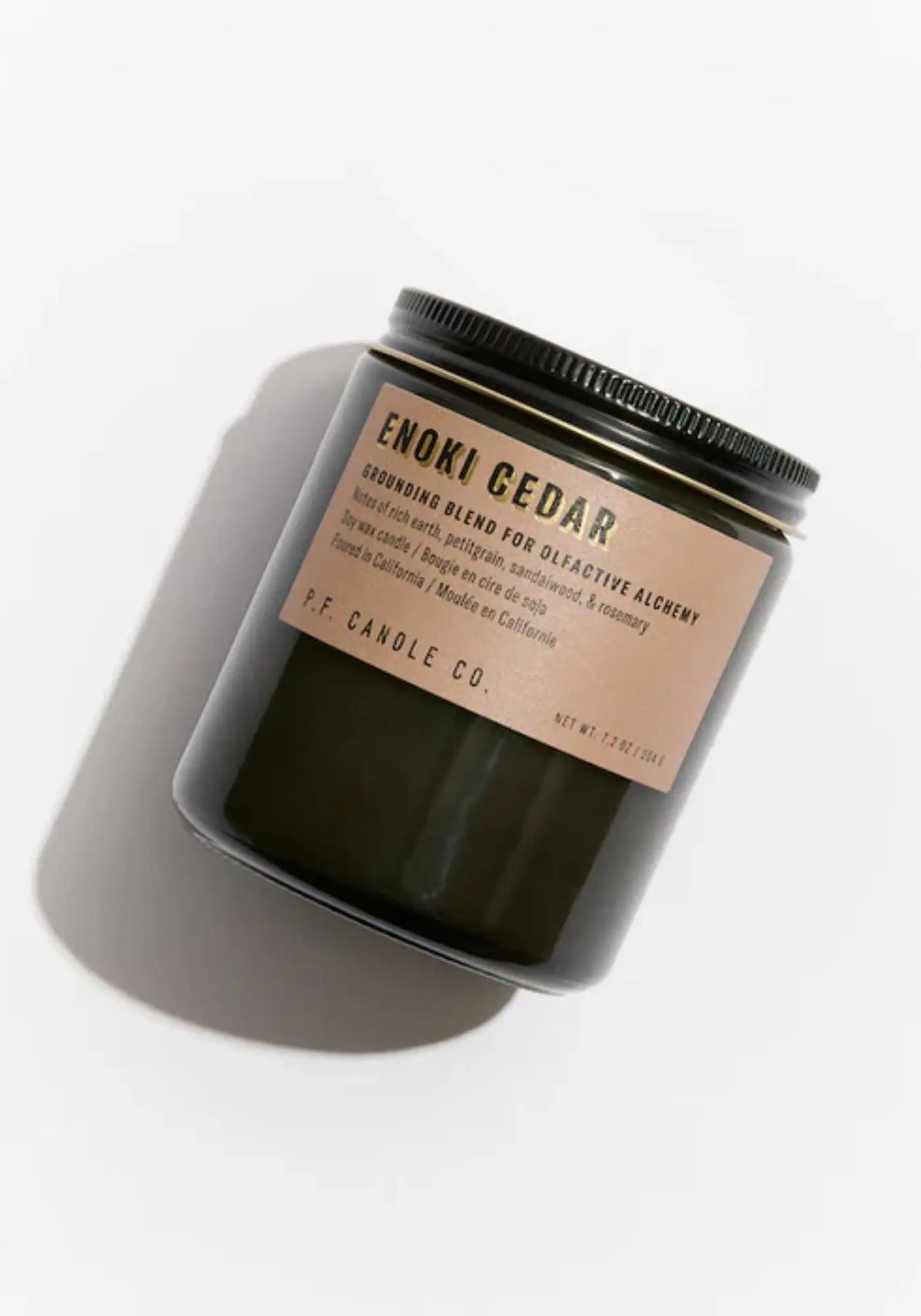 La bougie standard alchemy enoki cedar de chez PF CANDLE 