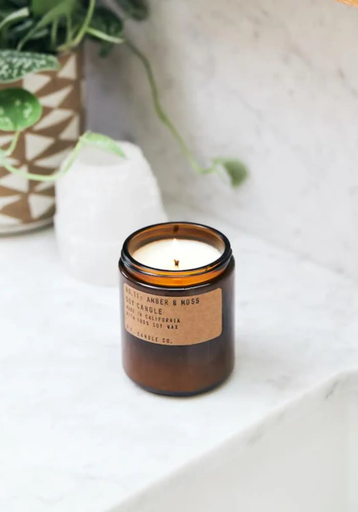La bougie standard amber et moss de chez PF CANDLE