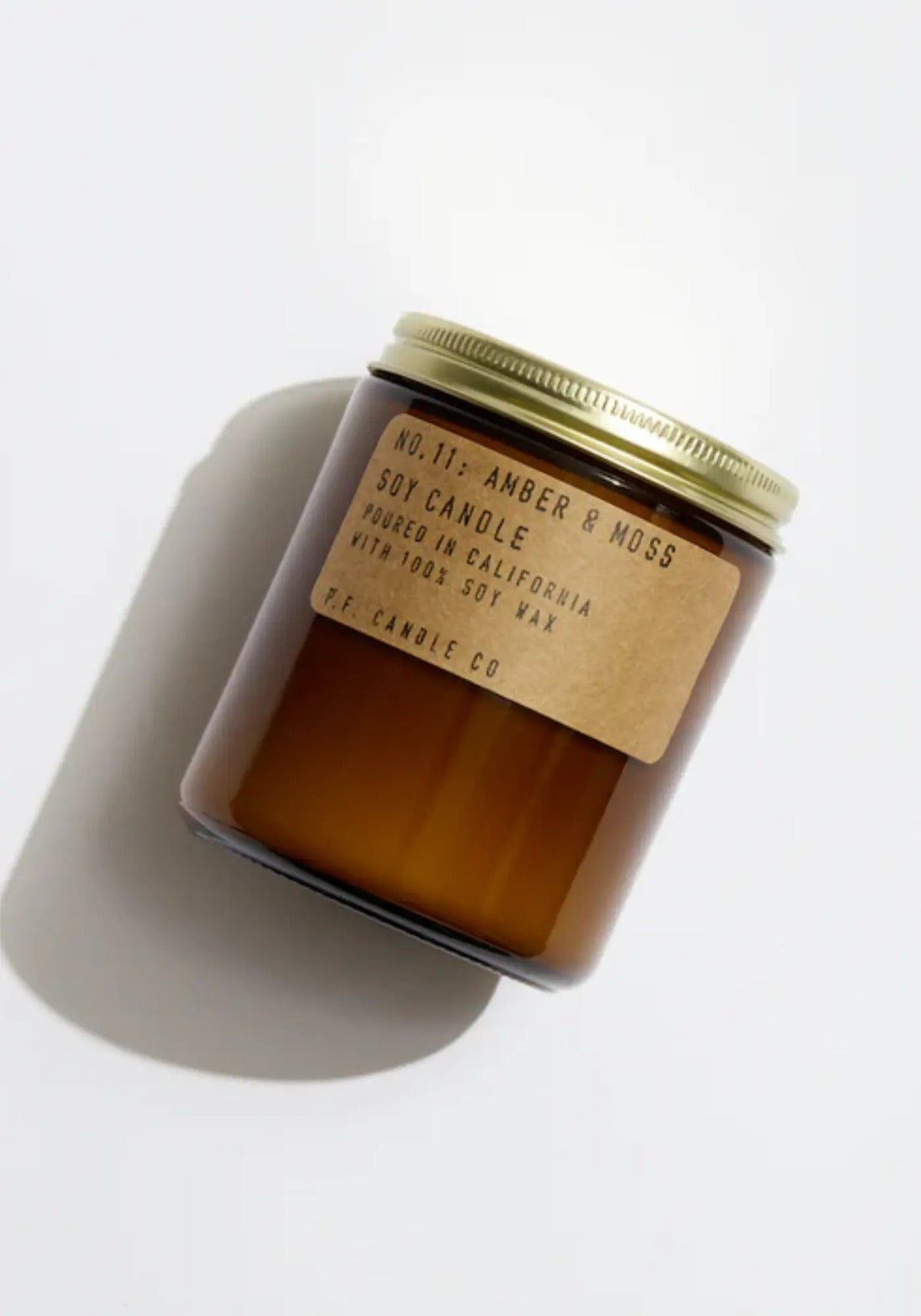 La bougie standard amber et moss de chez PF CANDLE
