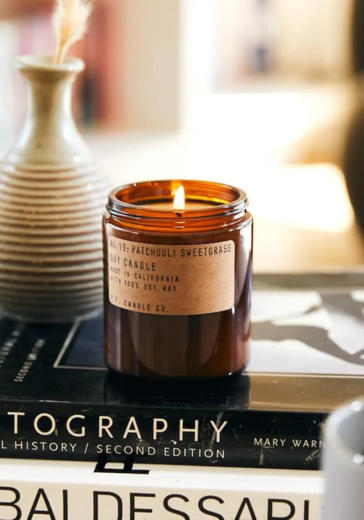 La bougie standard patchouli et sweetgrass de chez PF CANDLE