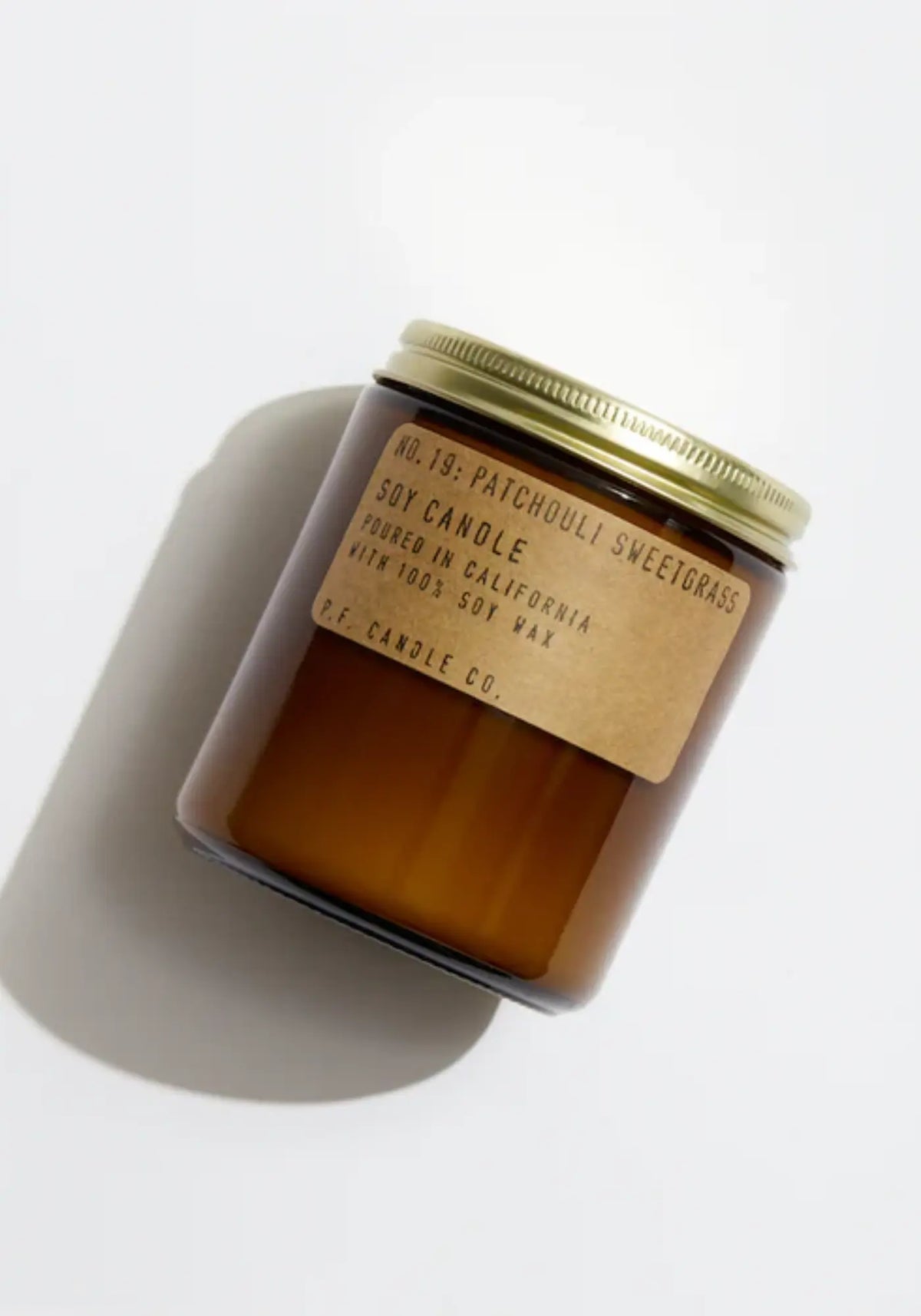 La bougie standard patchouli et sweetgrass de chez PF CANDLE