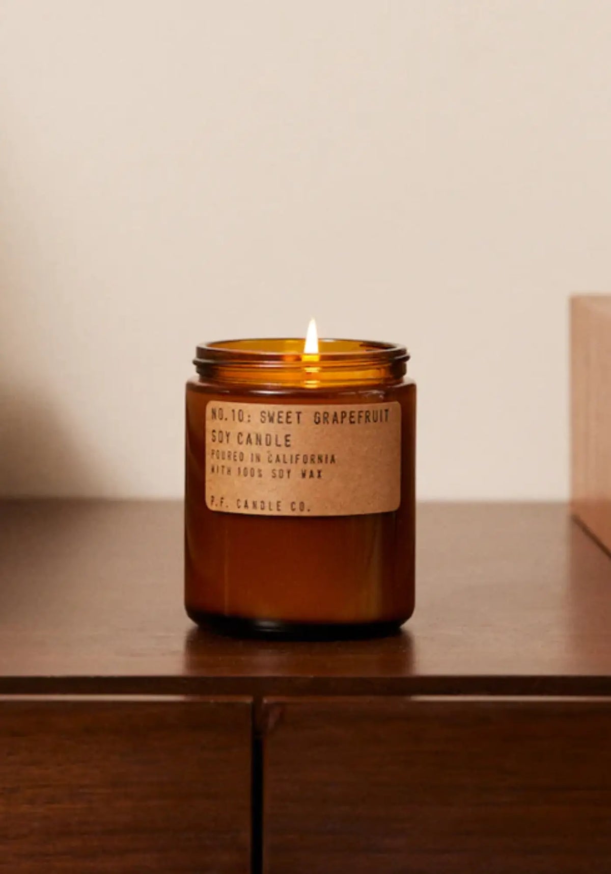 La bougie standard sweet grapefruit de chez PF CANDLE