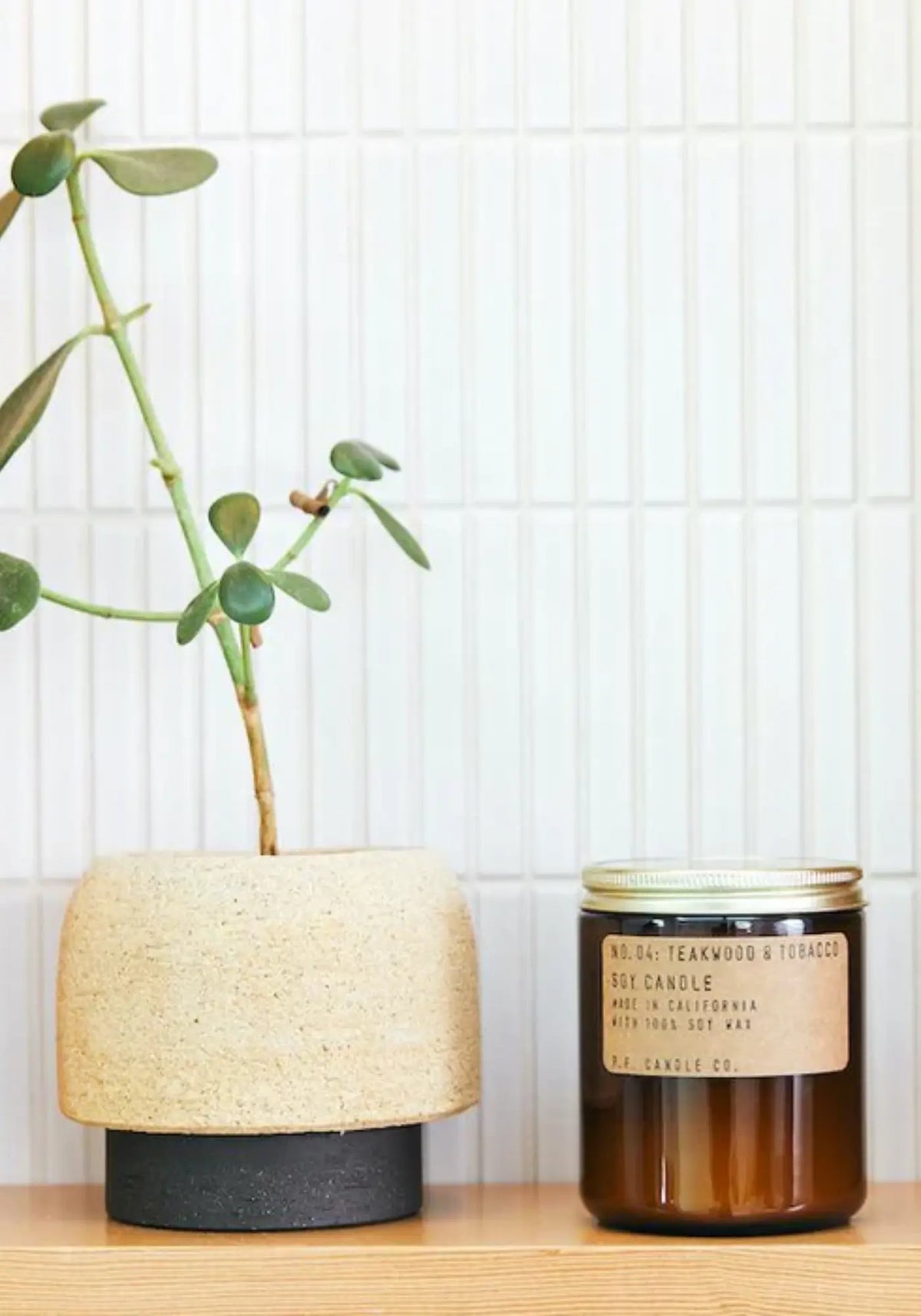 La bougie standard teakwood et tobacco de chez PF CANDLE