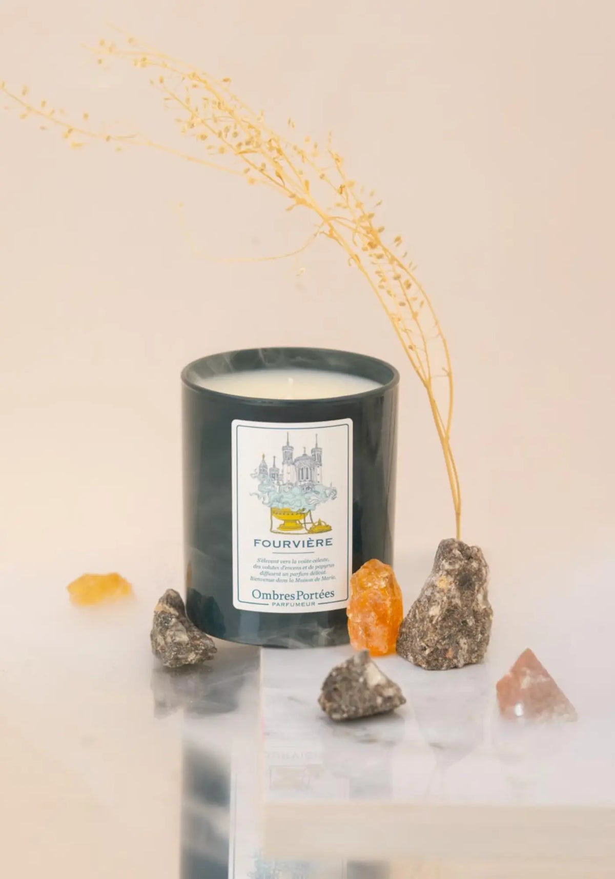 La bougie parfumée Lyonnaise Fourvière de chez Ombres Portées