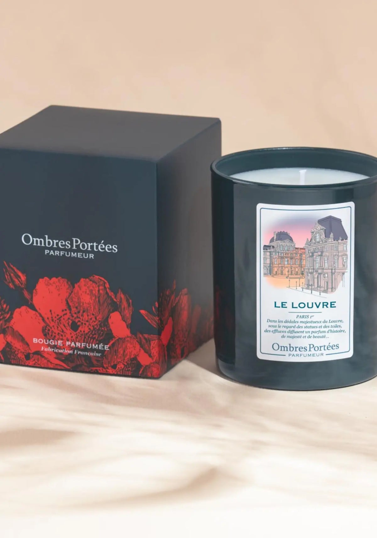 Le packaging de la bougie parfumée Parisienne Le Louvre de chez Ombres Portées 