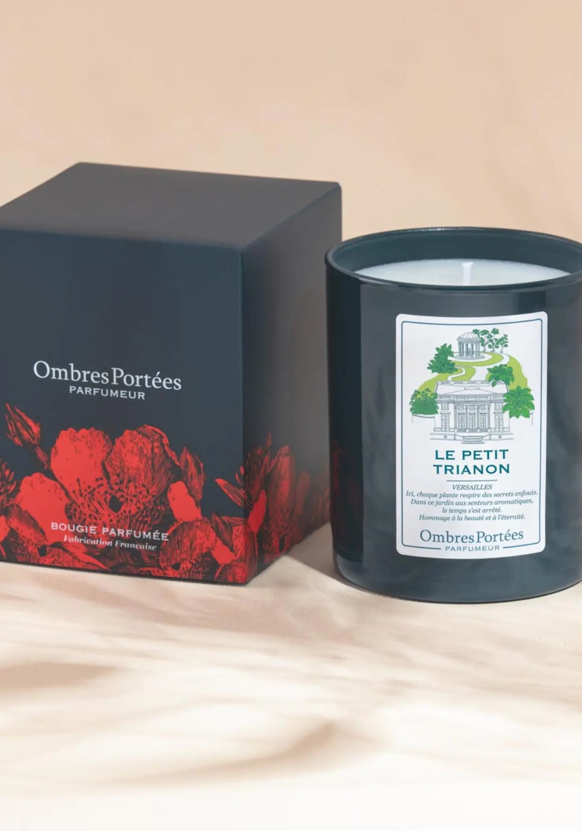 Le packaging de la bougie parfumée Parisienne Le Petit Trianon de chez Ombres Portées