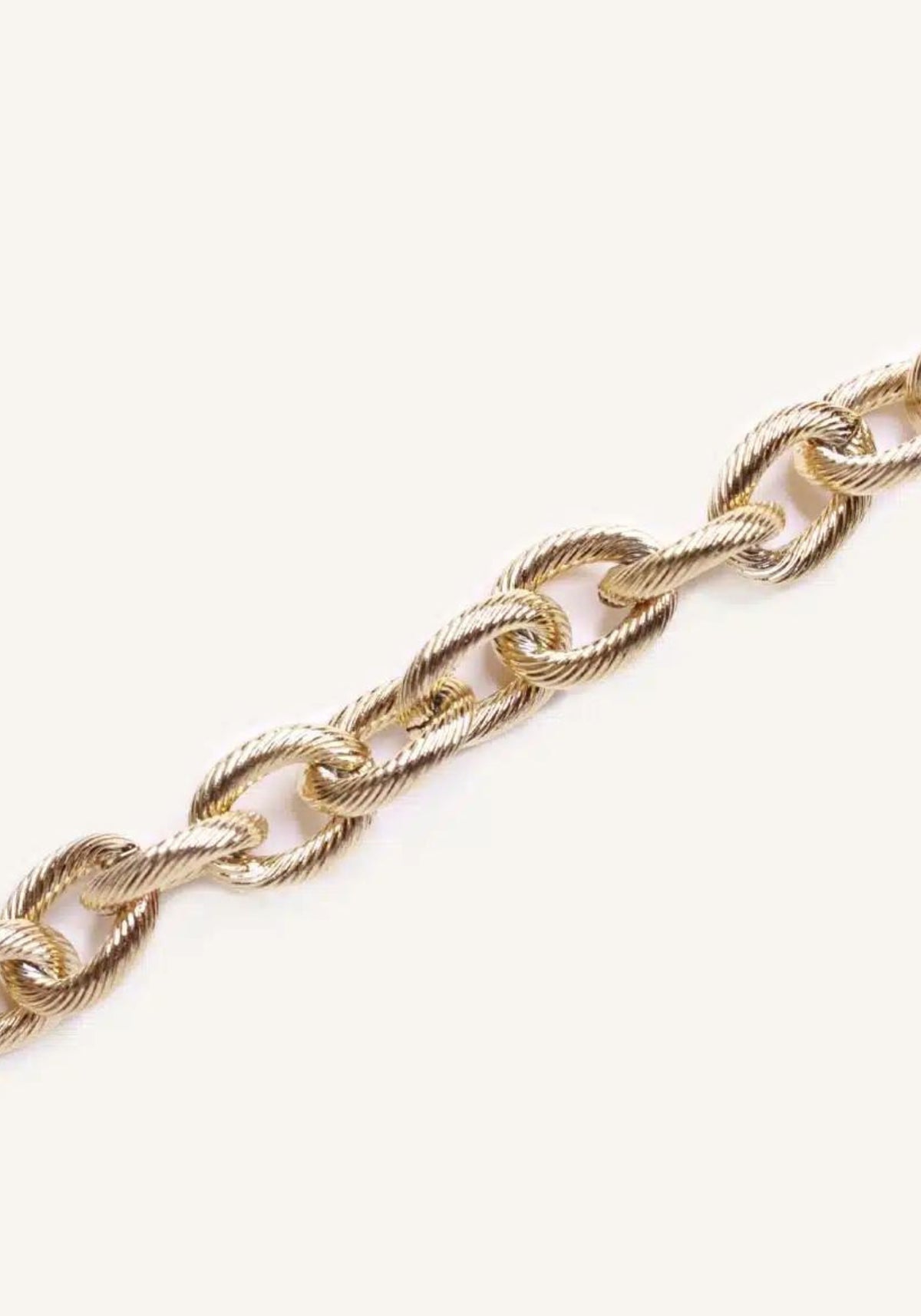 Zoom sur les mailles du bracelet Rita pour femme de chez Caprice Paris