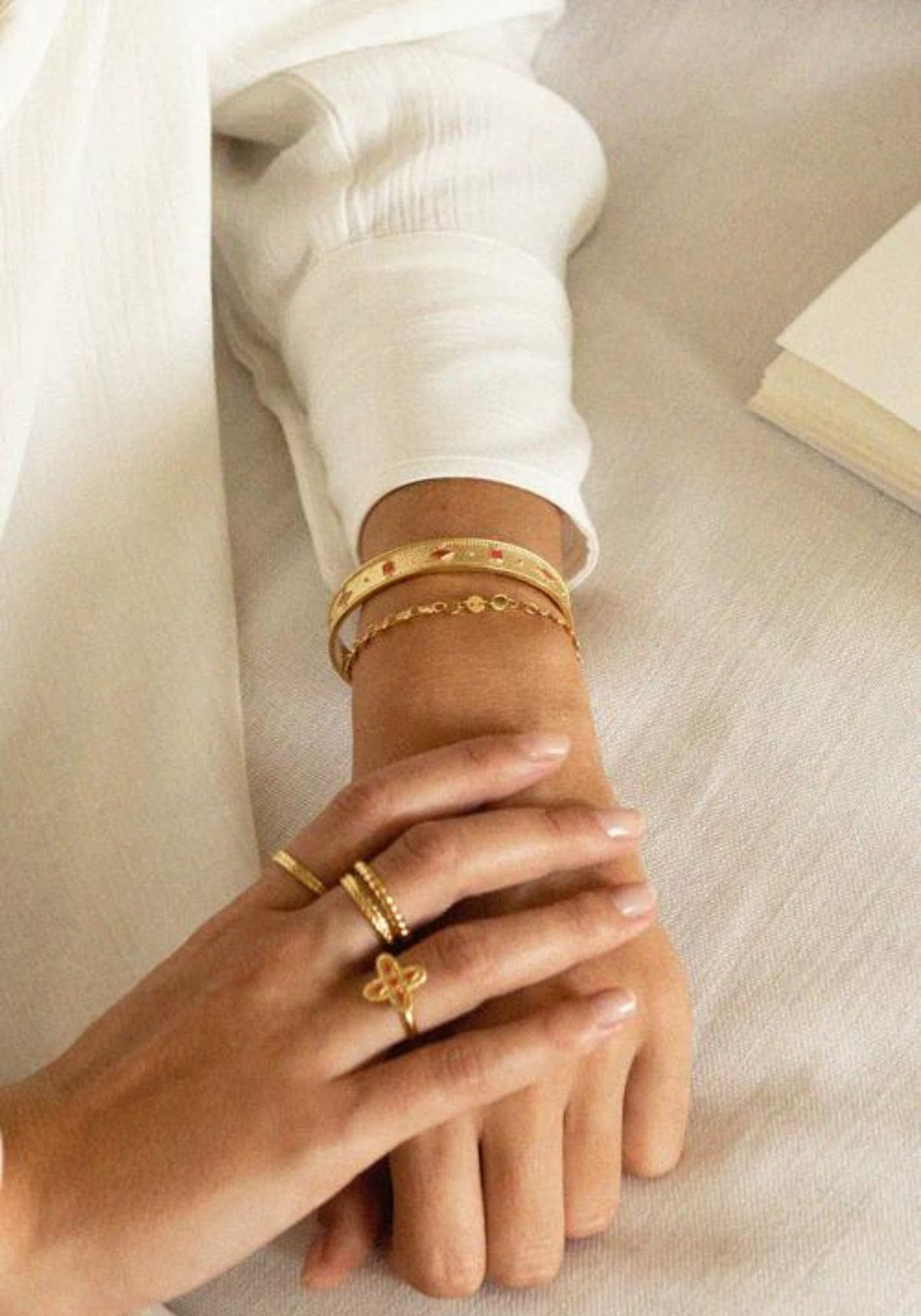 La femme porte le bracelet Adriana rouge de chez Bacci Paris