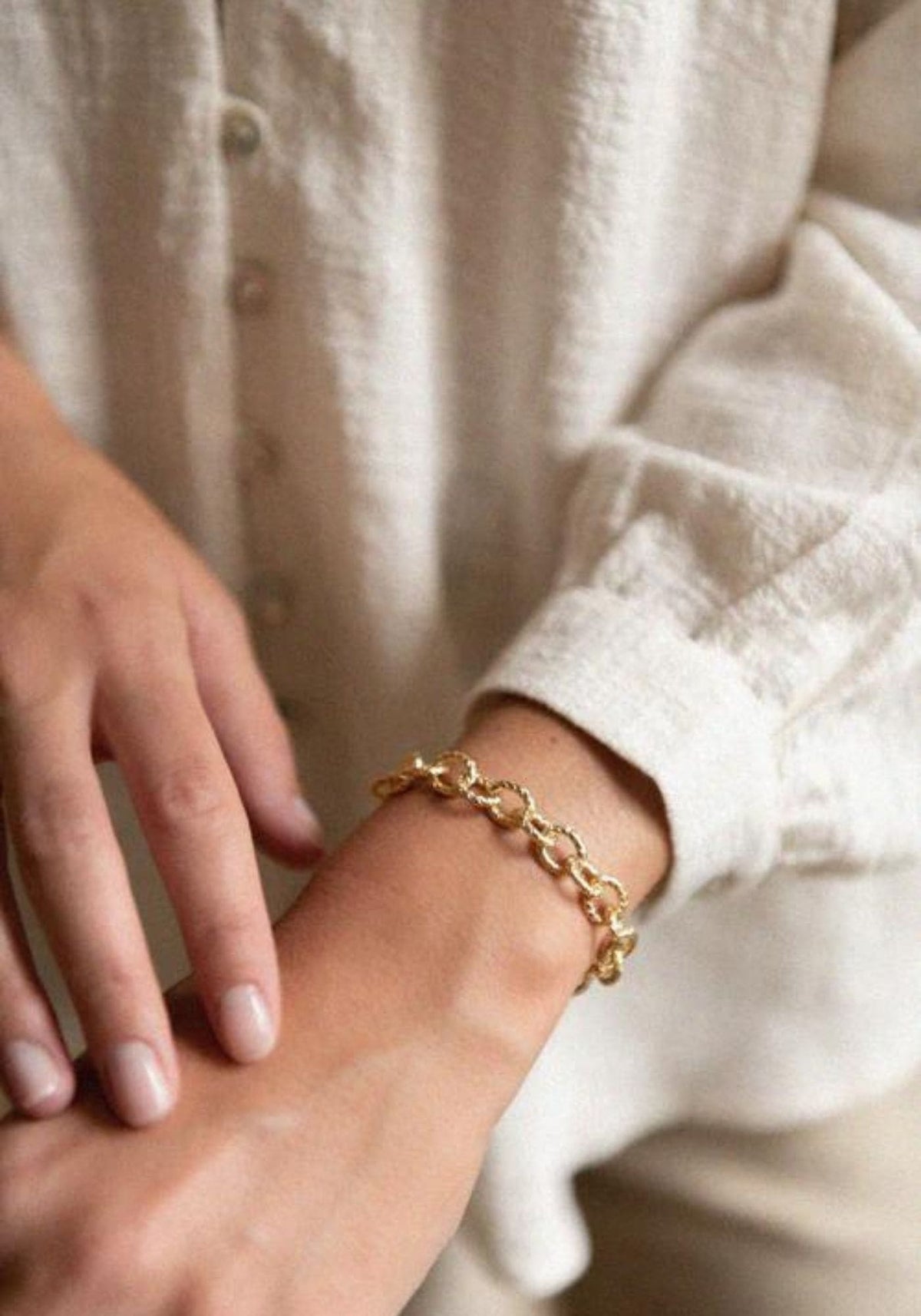La femme porte le bracelet Ovato de chez Bacci Paris