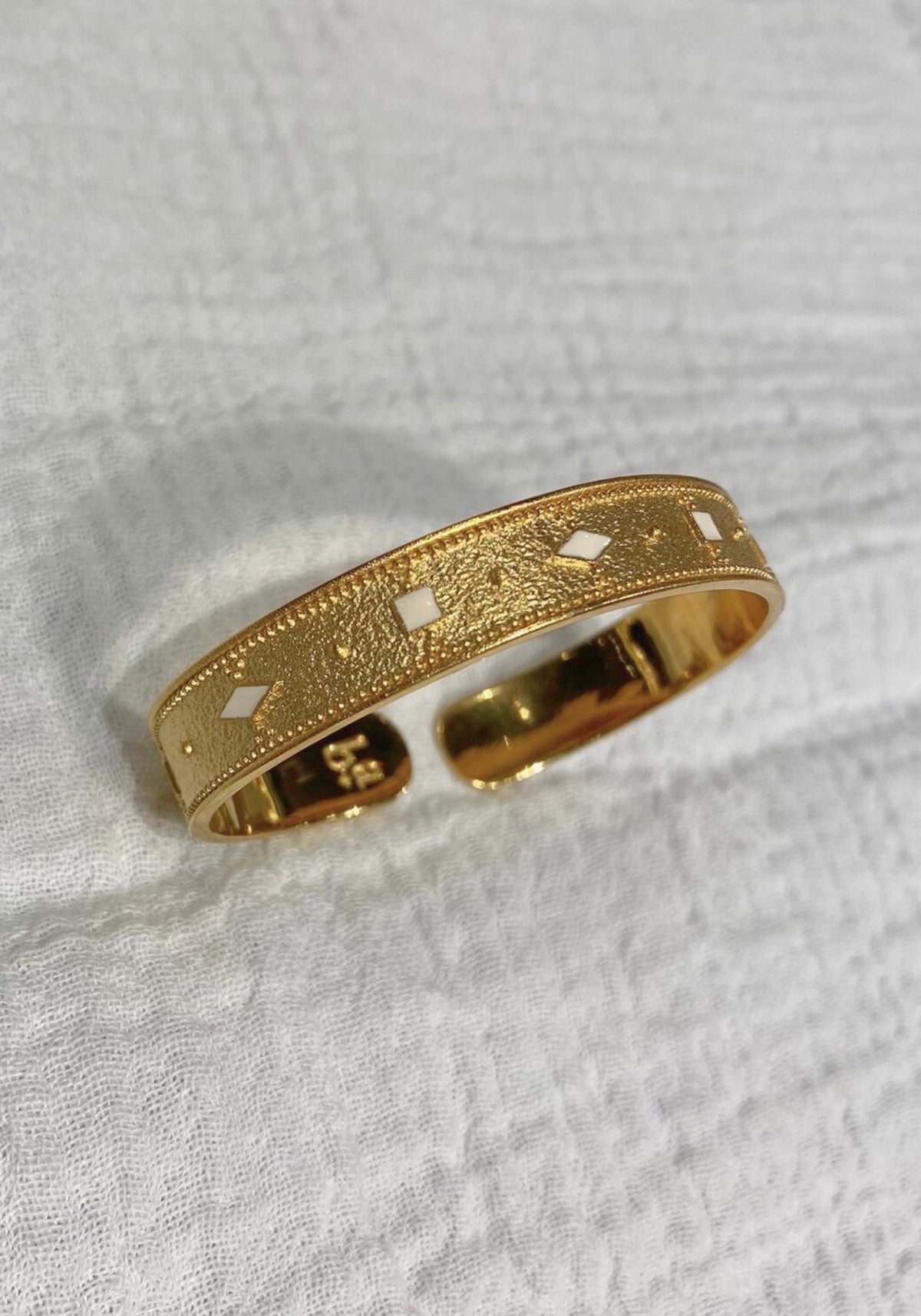 Le bracelet jonc Adriana écru de chez Bacci Paris 