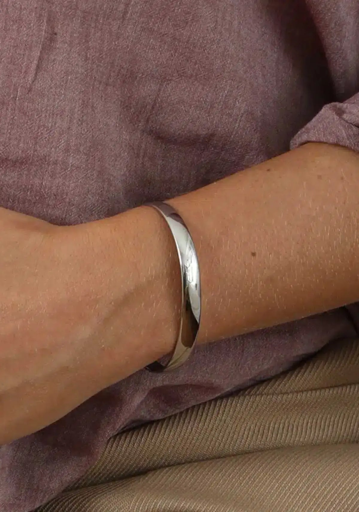 La femme porte le bracelet jonc isabella argent de chez Caprice Paris 