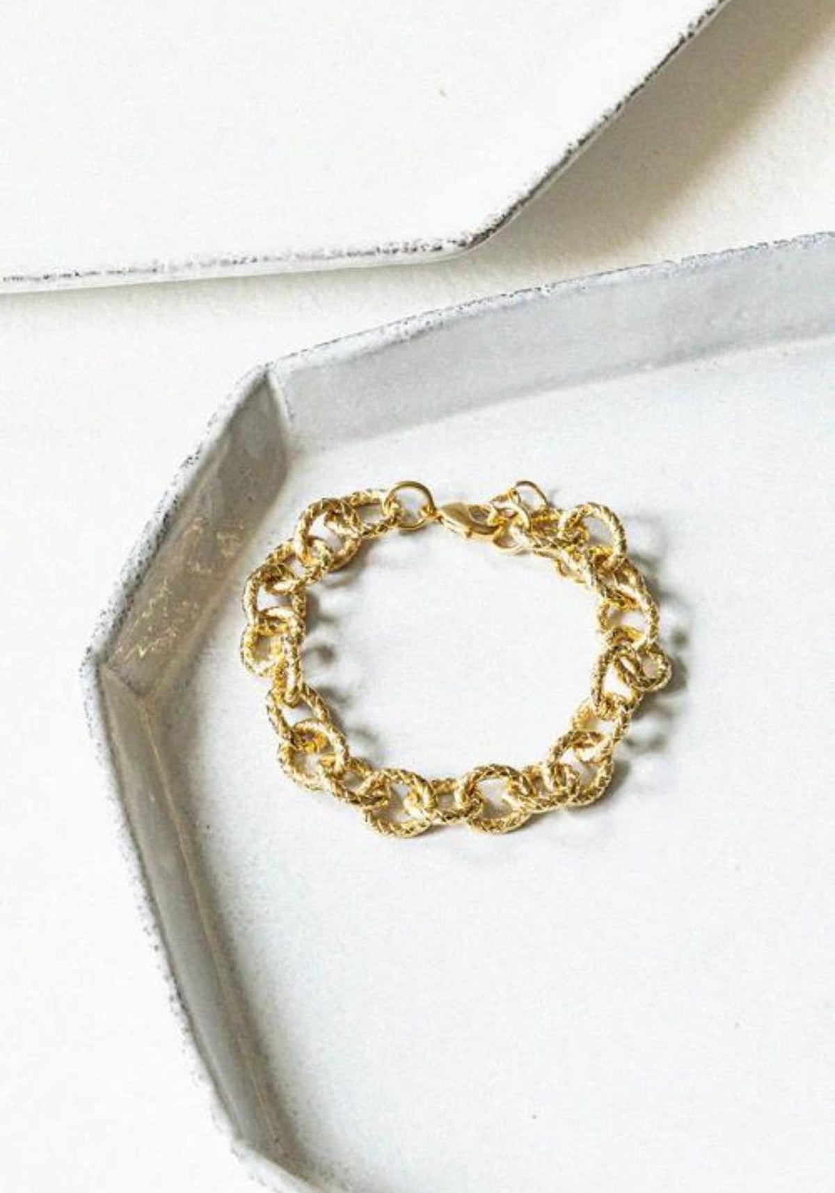 Le bracelet Ovato de chez Bacci Paris est posé sur un plateau blanc