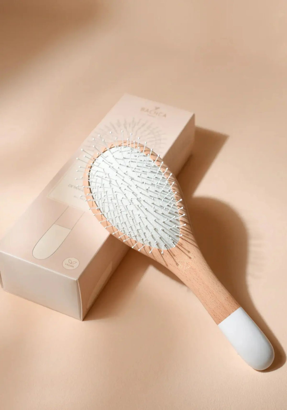 La brosse démelage et volume grand format 100% nylon de chez Bachca