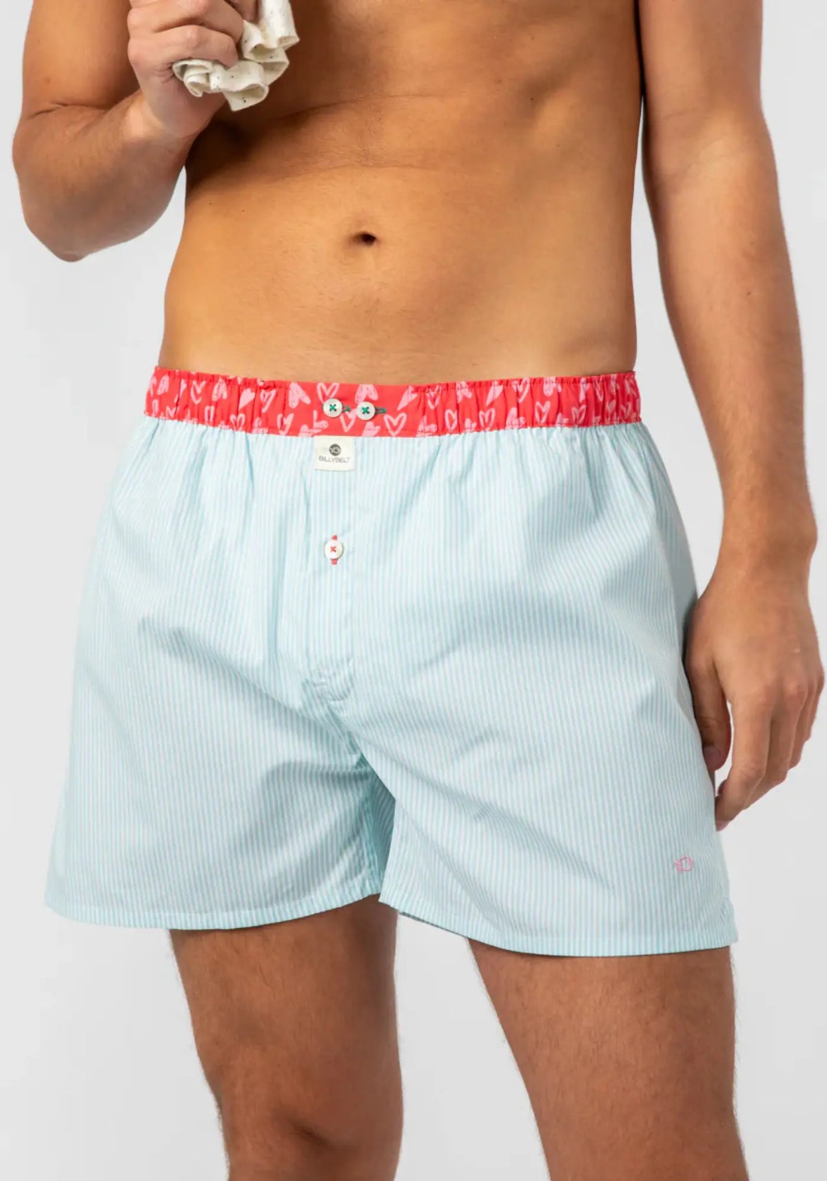 L'homme porte le caleçon coton bio Henri de chez Billybelt