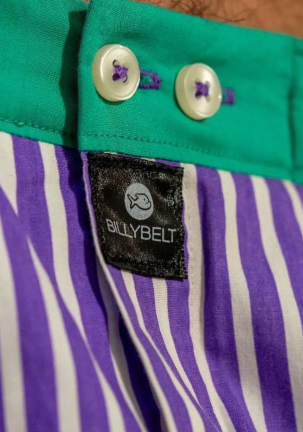 Zoom sur les détails des boutons et de l'étiquette Billybelt du caleçon coton bio Magnifique pour homme