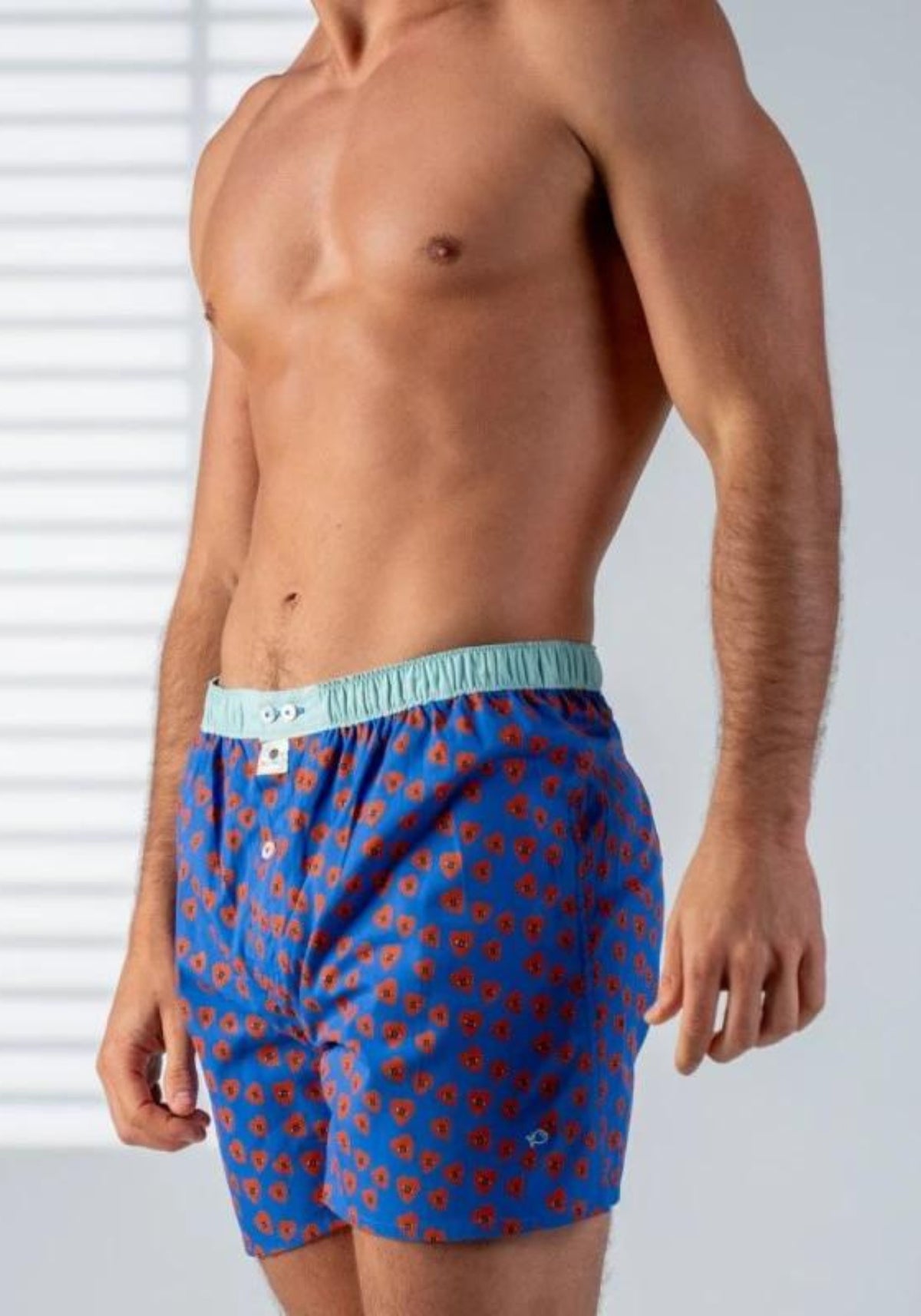 L'homme porte le caleçon coton bio Pink Lady de chez Billybelt