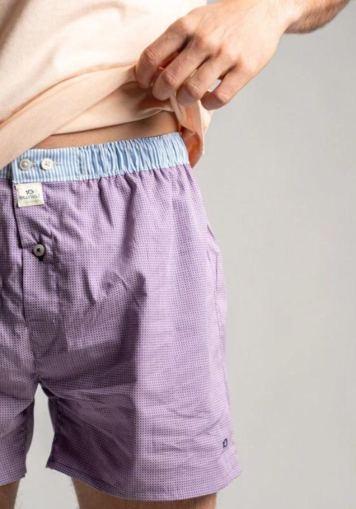 Zoom sur l'homme qui porte le caleçon coton bio Purple Square de chez Billybelt