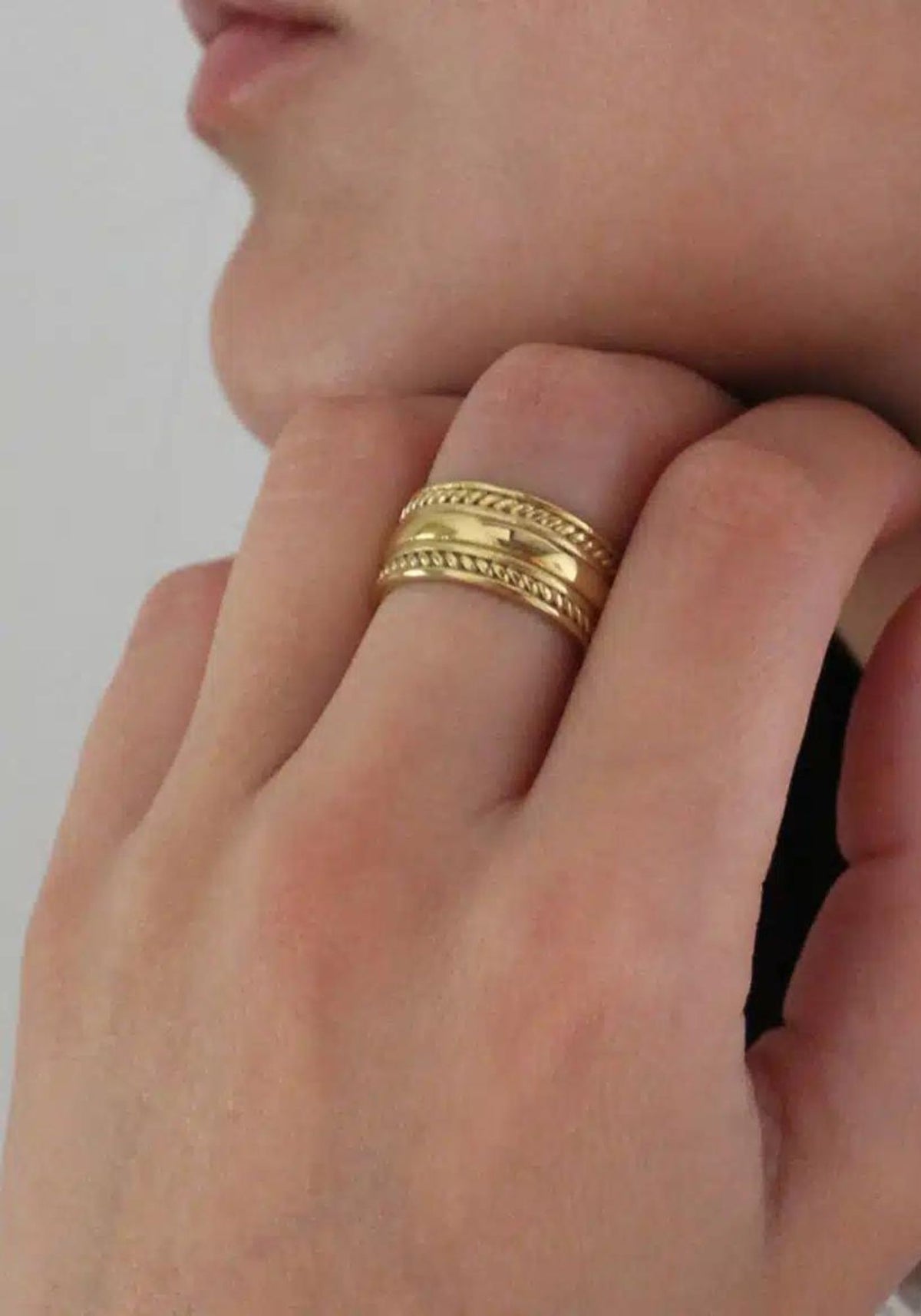 La femme porte la bague Sabrina en or de chez Caprice Paris