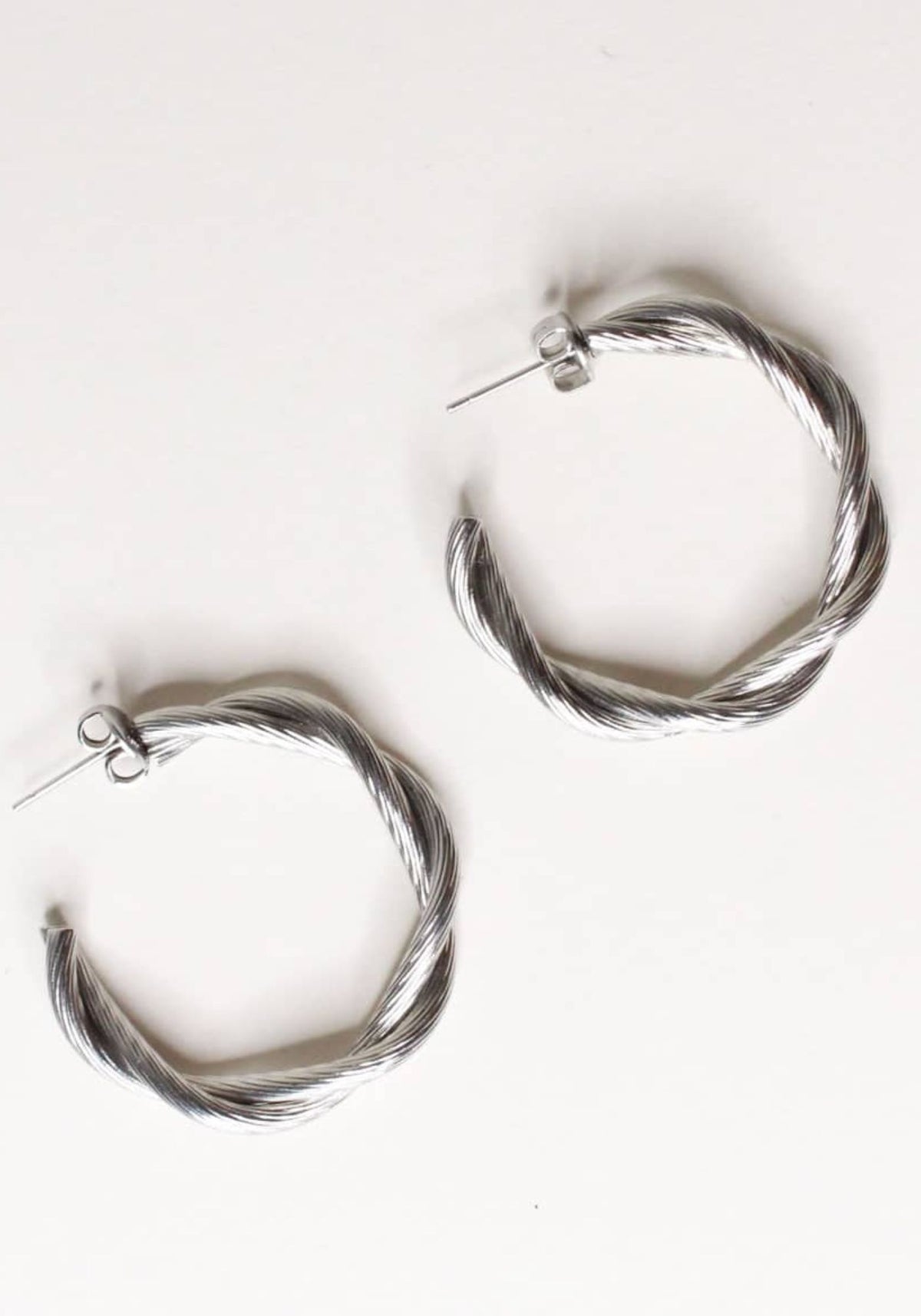 Boucles d'oreilles Demeter en argent sur fond blanc de chez Caprice Paris
