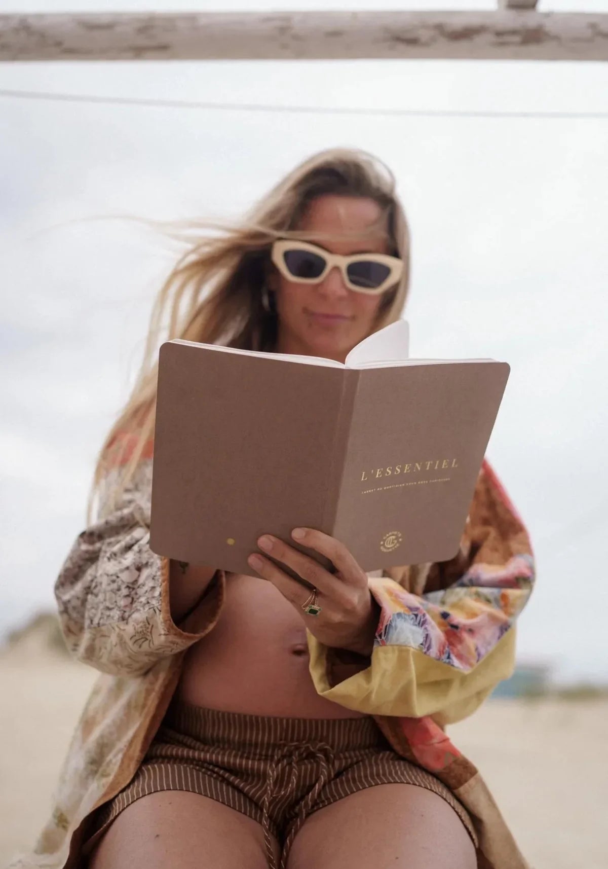 La femme tient le carnet goguette L'essentiel