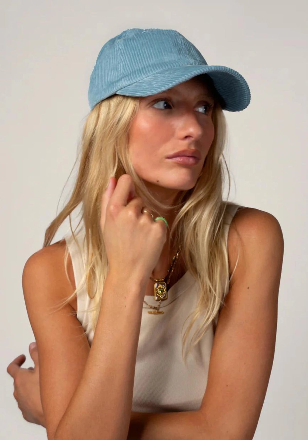 la femme porte la casquette en velours mixte ciel de chez Cotelé Paris 
