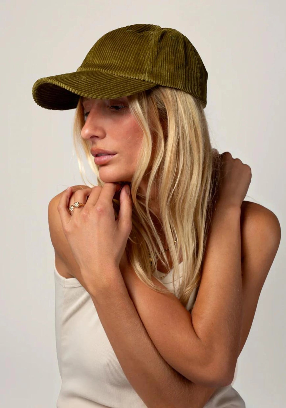 la femme porte la casquette en velours mixte pickle de chez Cotelé Paris 