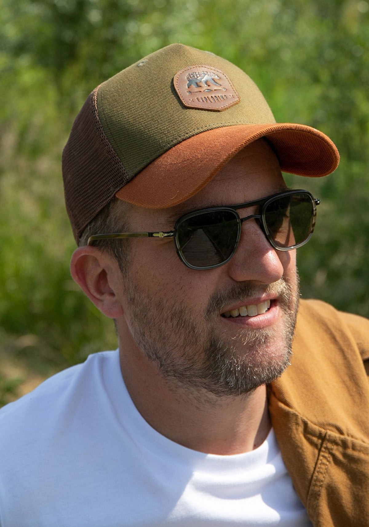 L'homme sur la photo porte la casquette Trucker kaki de chez Alaskan Maker