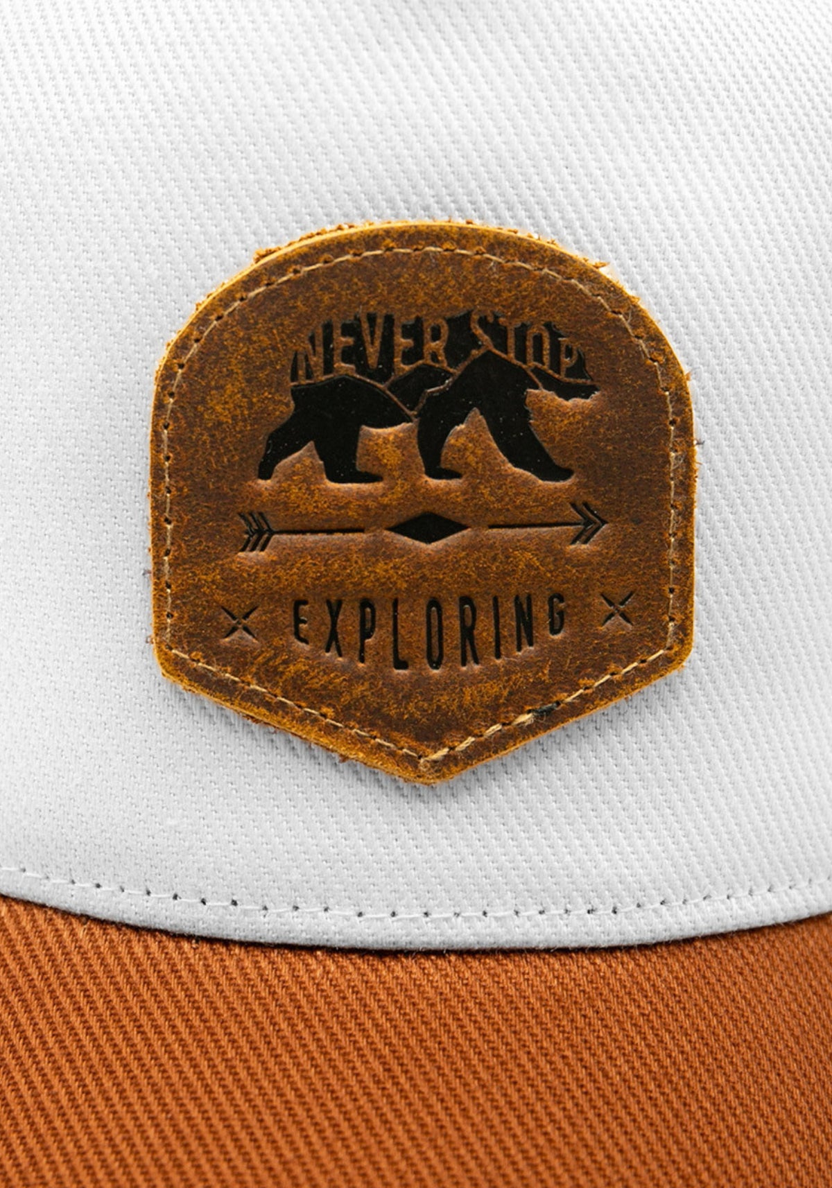 Zoom sur le patch Alaskan Maker de la casquette pour homme Trucker Exploring blanche