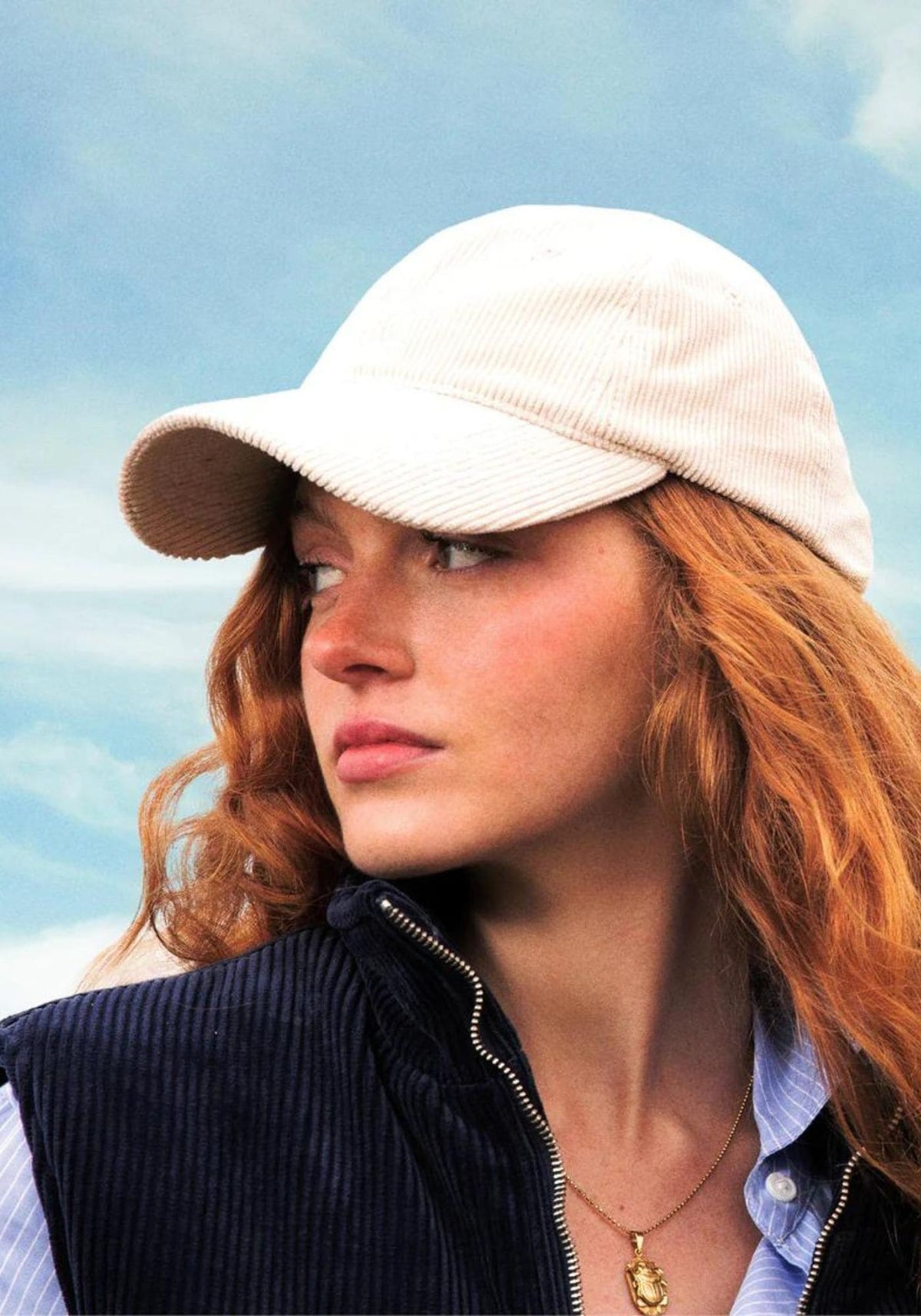 La femme porte la casquette en velours sable de chez Côtelé Paris