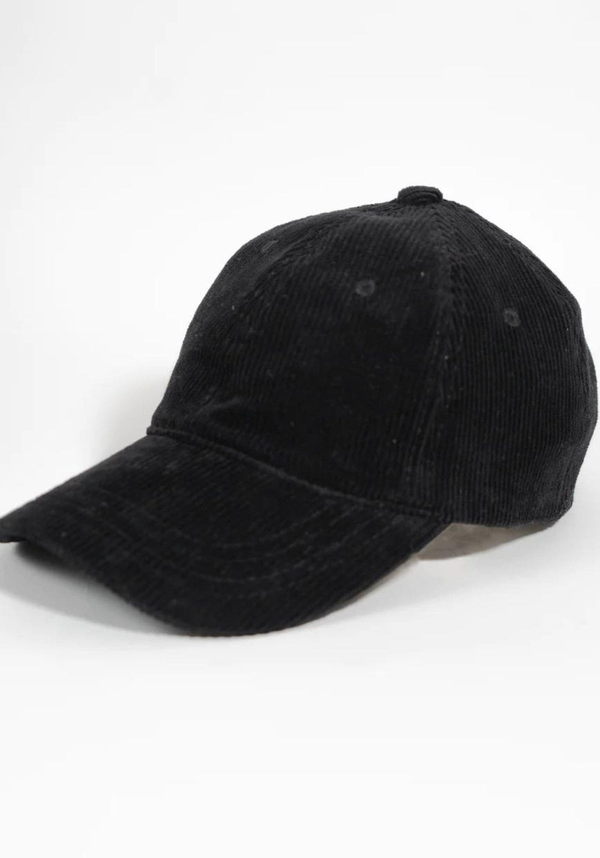 Casquette en velours noir sur fond blanc de chez Côtelé Paris