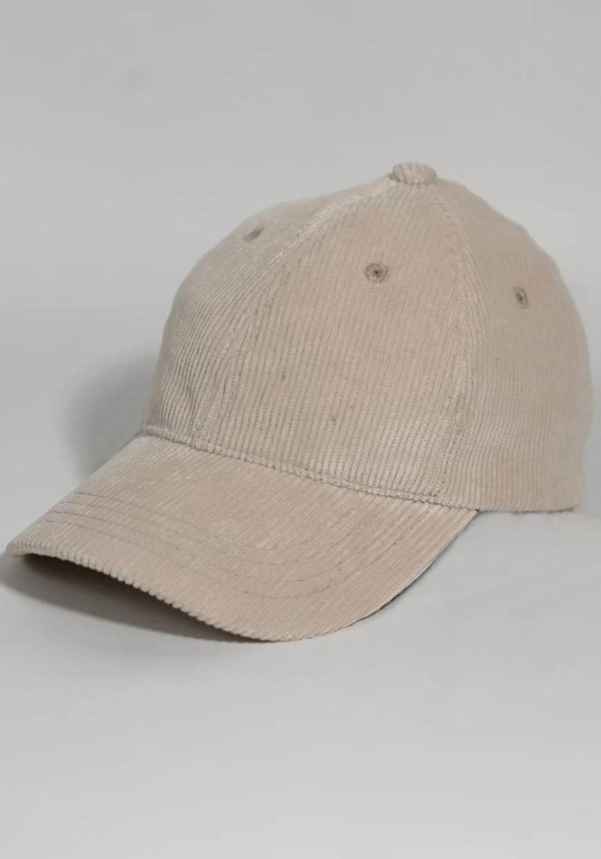 Casquette en velours couleur sable sur fond blanc de chez Côtelé Paris