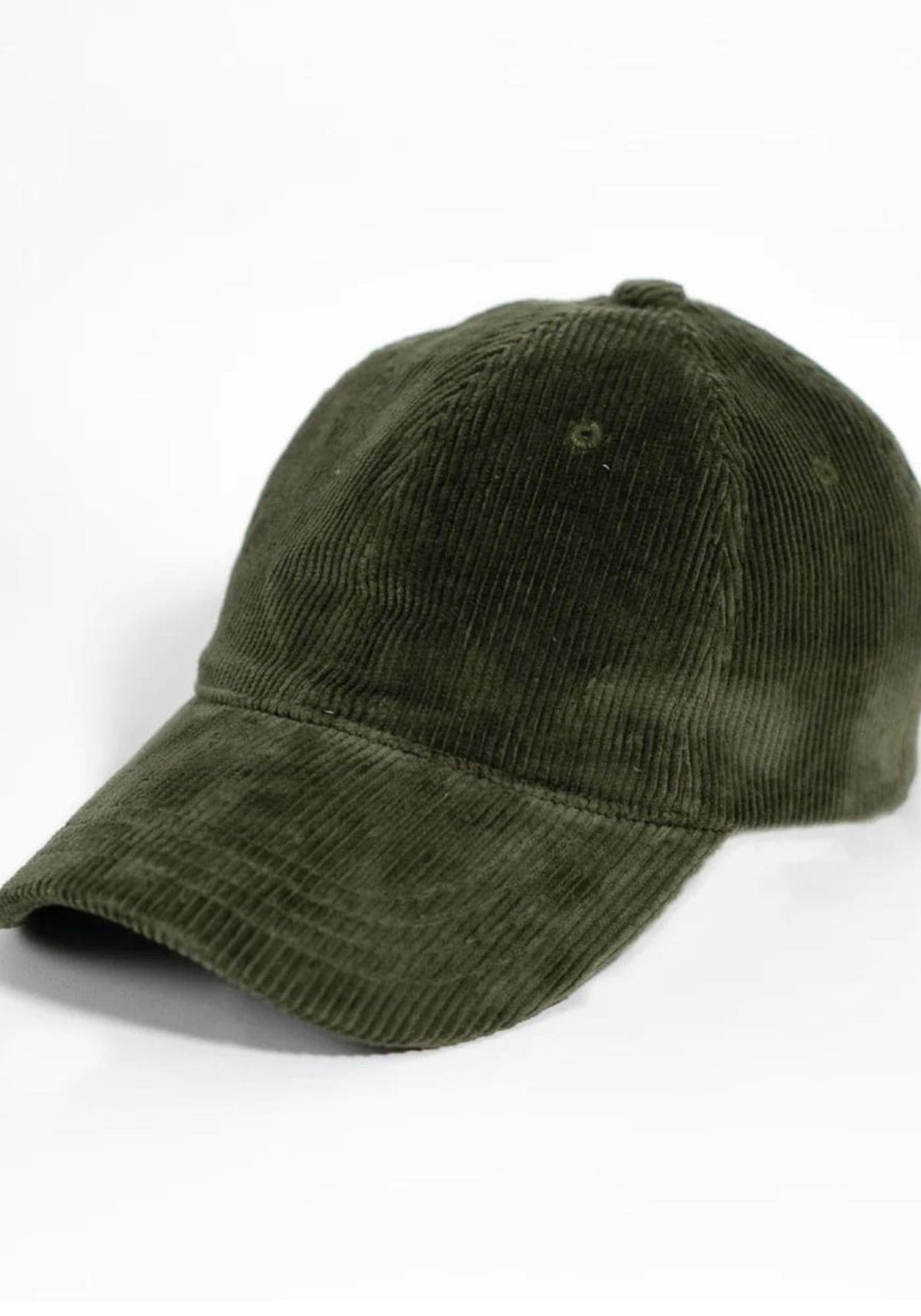 Casquette en velours vert olive sur fond blanc de chez Côtelé Paris