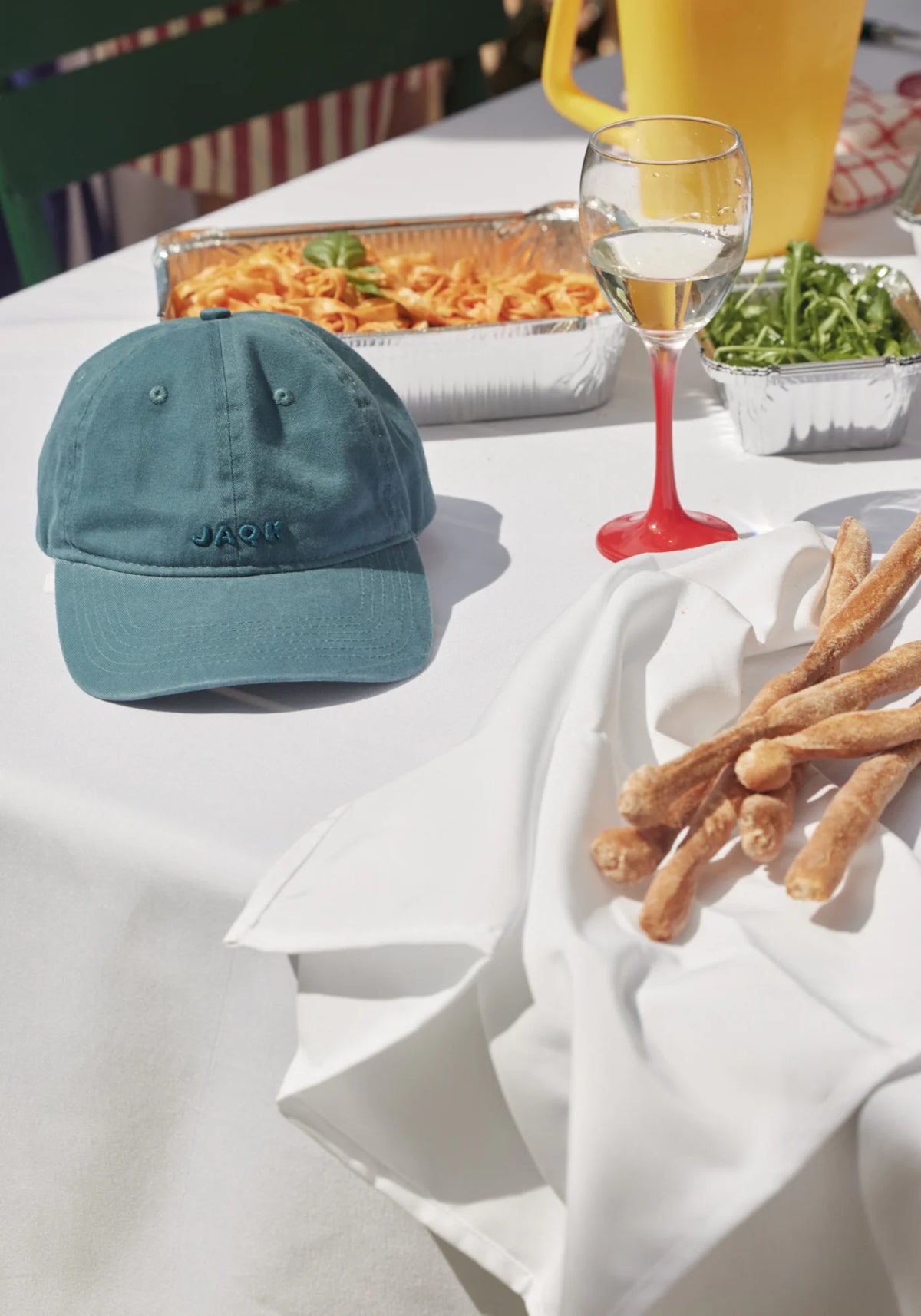 La casquette Vic agave de chez Jaqk posée sur une table dressée