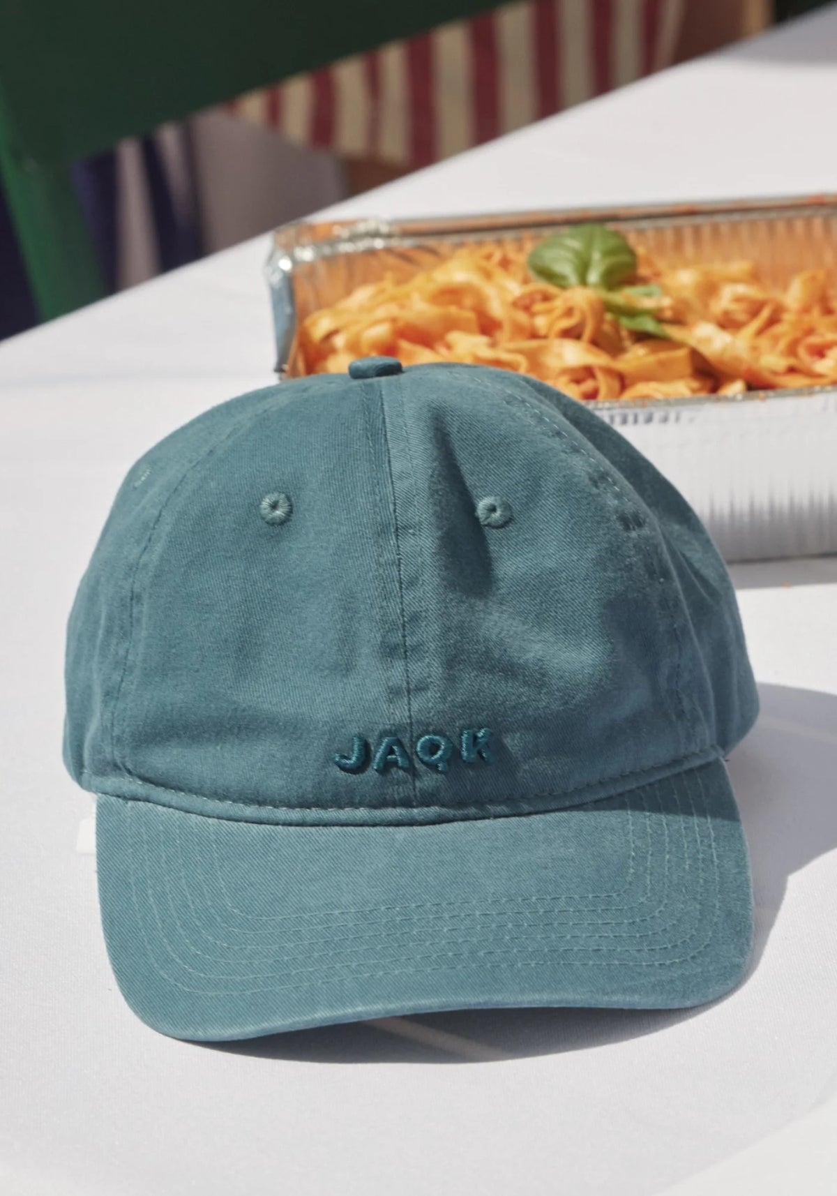 Zoom sur la casquette Vic agave de chez Jaqk posée sur une table dressée